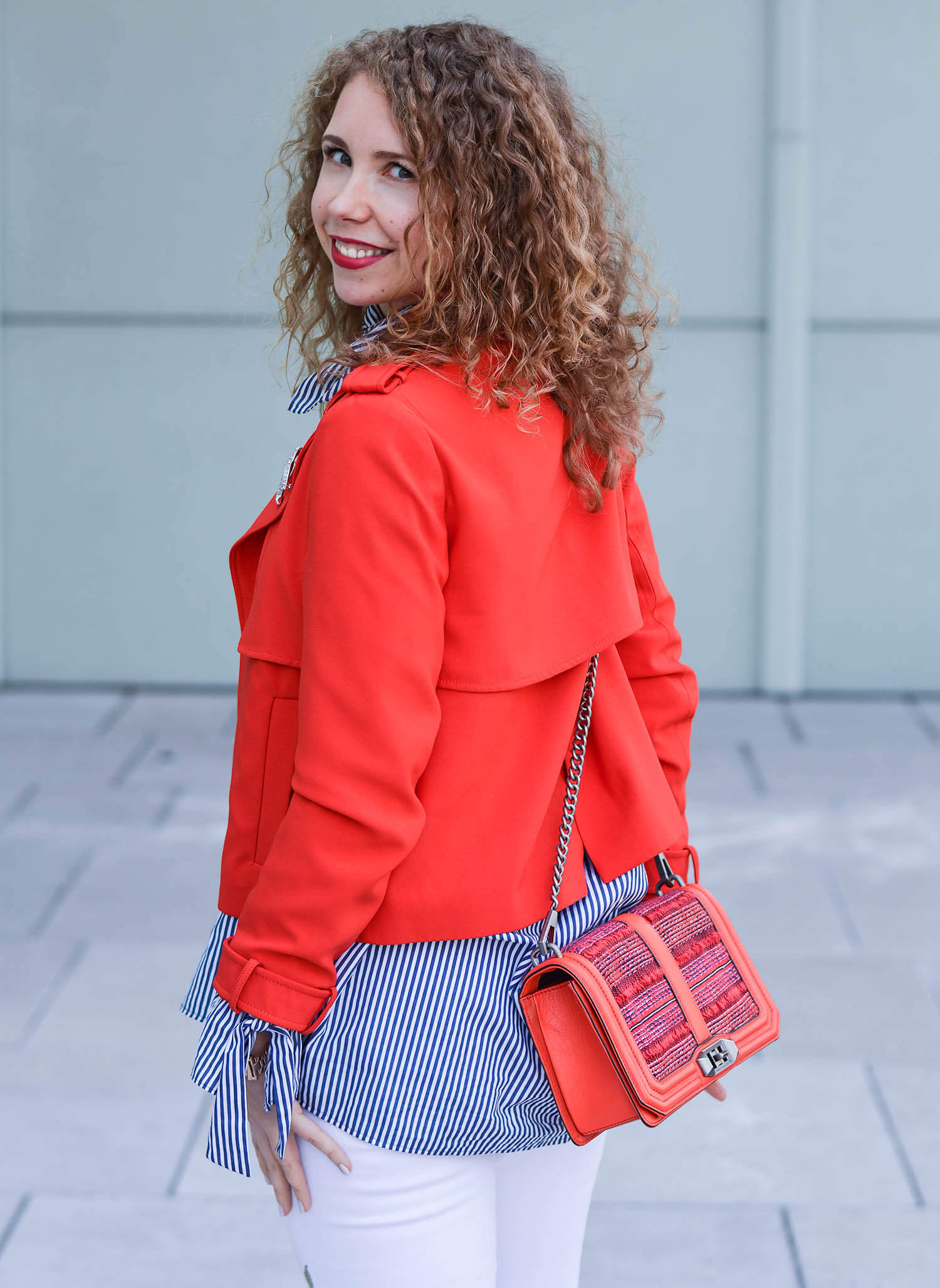 Outfit-Spring-Fashion-with-White-Denim-Blue-and-Red-Zara-Jacket-kationette-fashionblogger