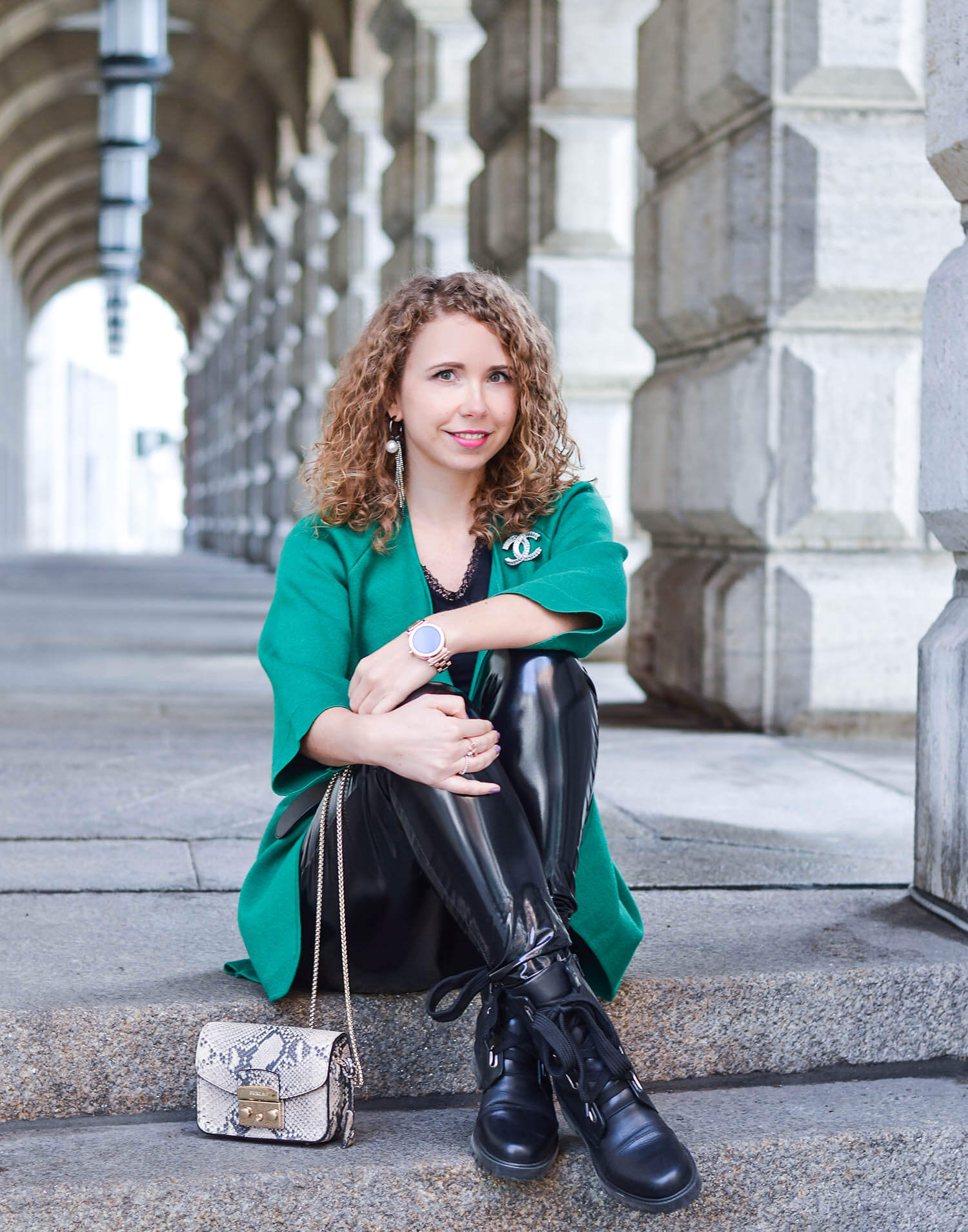 Outfit-Green-Cardigan-with-Gucci-Belt-Vinyl-Pants-and-New-Boots-kationette-streetstyle