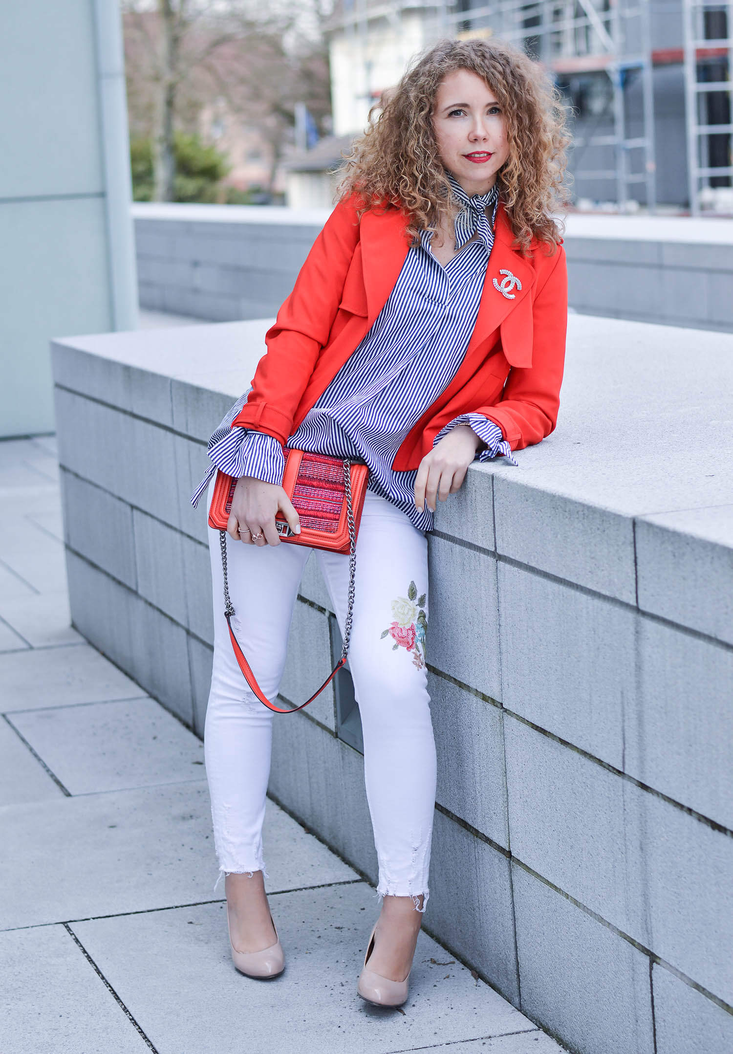 Outfit-Spring-Fashion-with-White-Denim-Blue-and-Red-Zara-Jacket-kationette-fashionblogger
