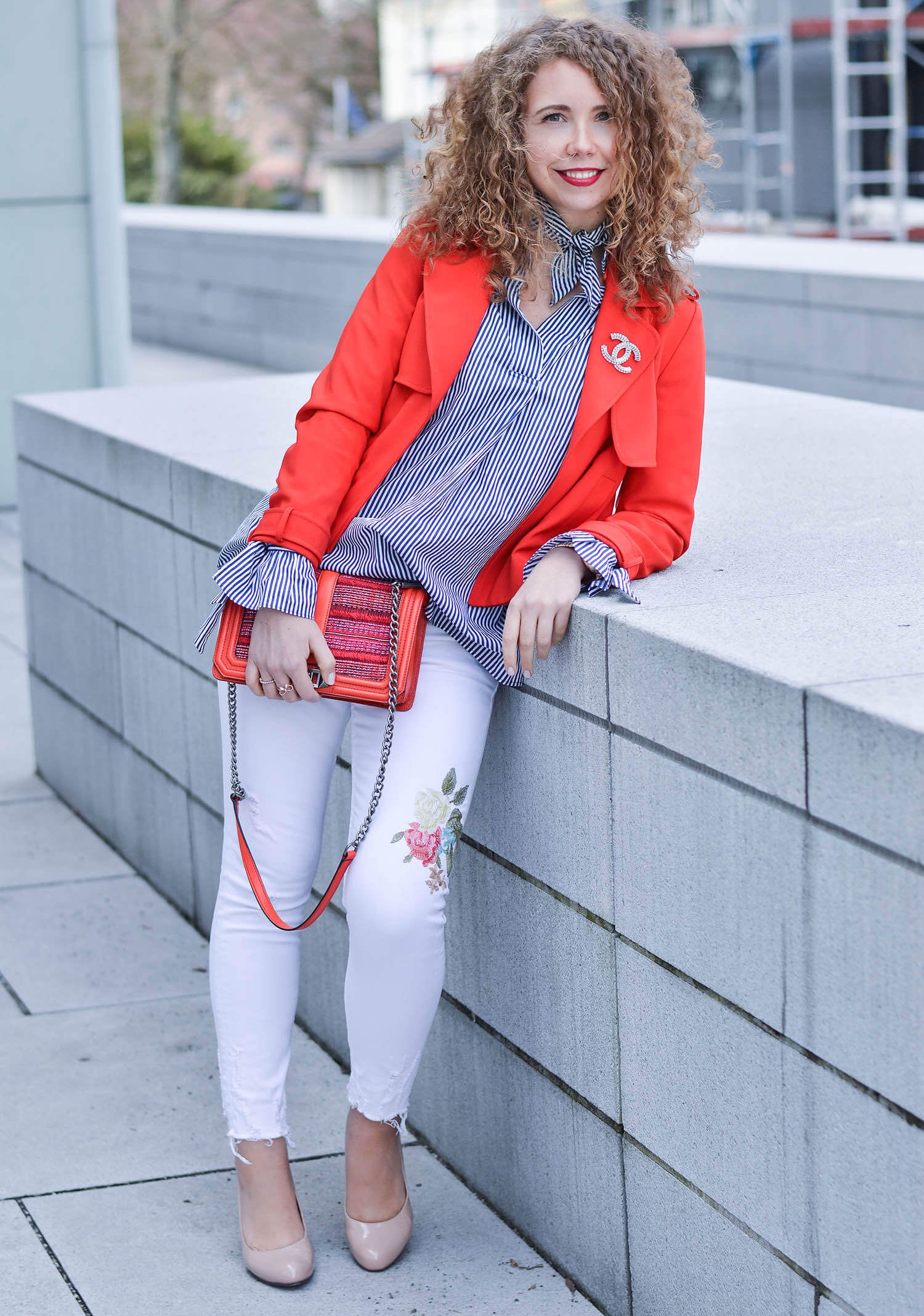 Outfit-Spring-Fashion-with-White-Denim-Blue-and-Red-Zara-Jacket-kationette-fashionblogger