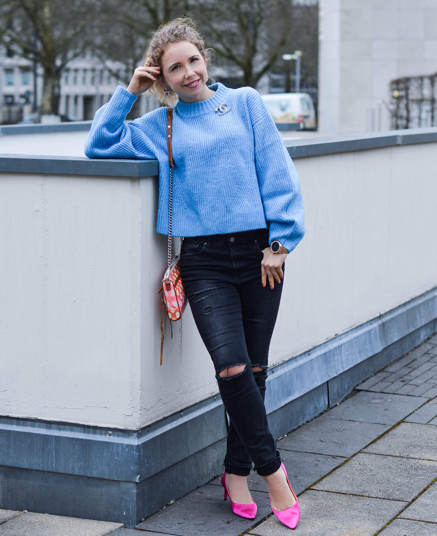 Outfit-Light-Blue-Knit-Ripped-Jeans-and-Pink-Pumps-kationette-fashionblogger-nrw