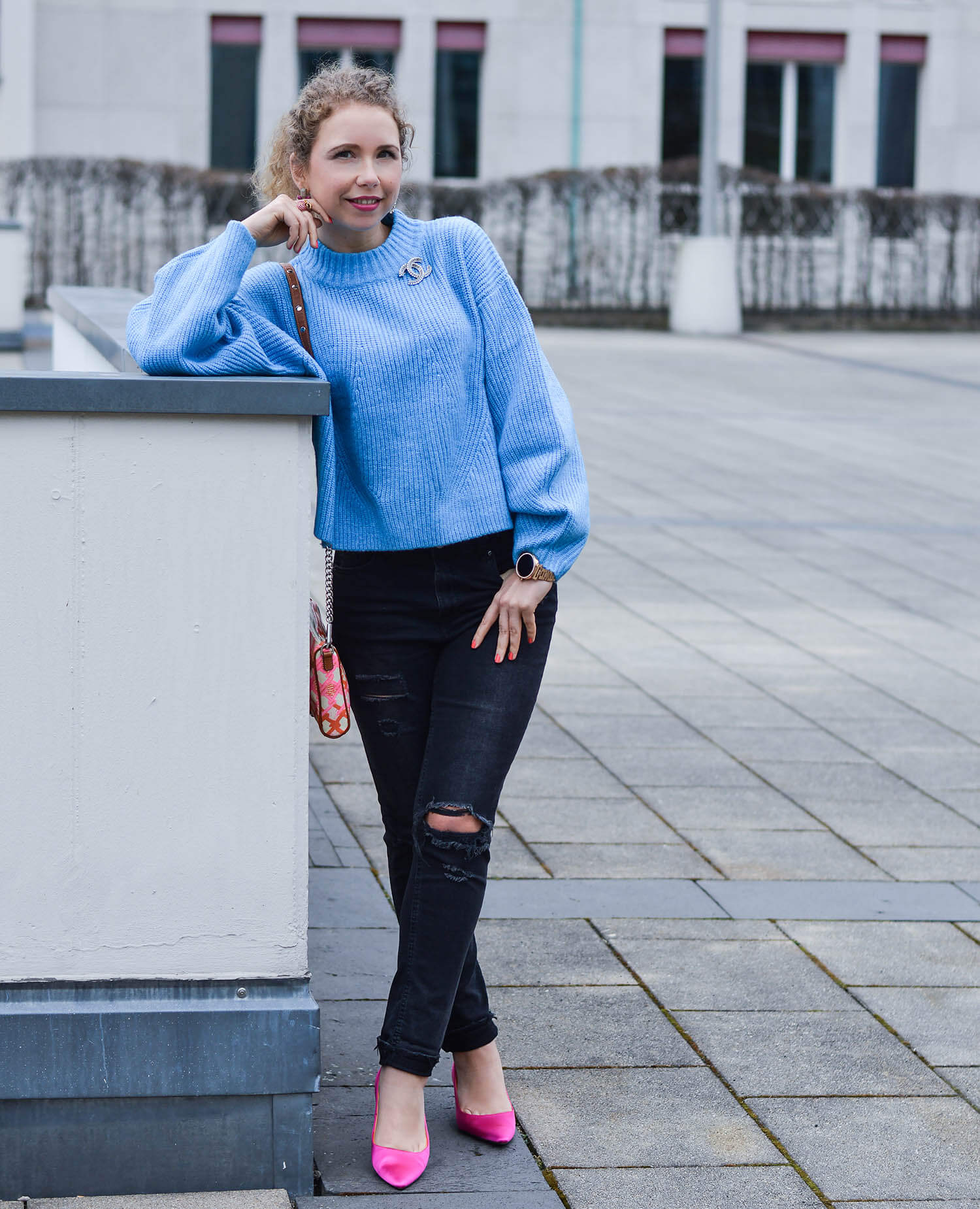 Outfit-Light-Blue-Knit-Ripped-Jeans-and-Pink-Pumps-kationette-fashionblogger-nrw