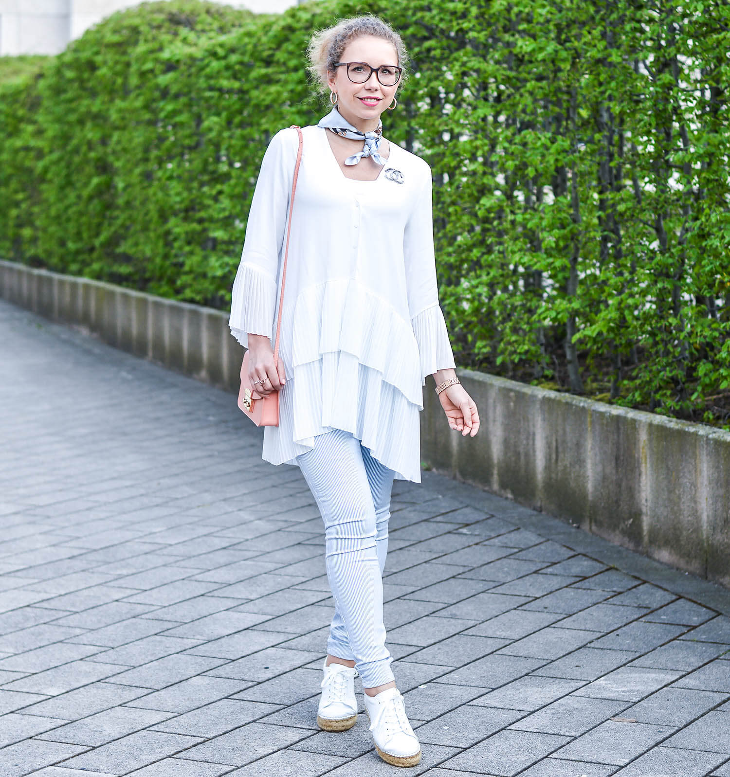 Outfit-Zara-Pleated-Blouse-Furla-Bag-and-Steve-Madden-platform-Sneakers-kationette-fashionblogger-nrw