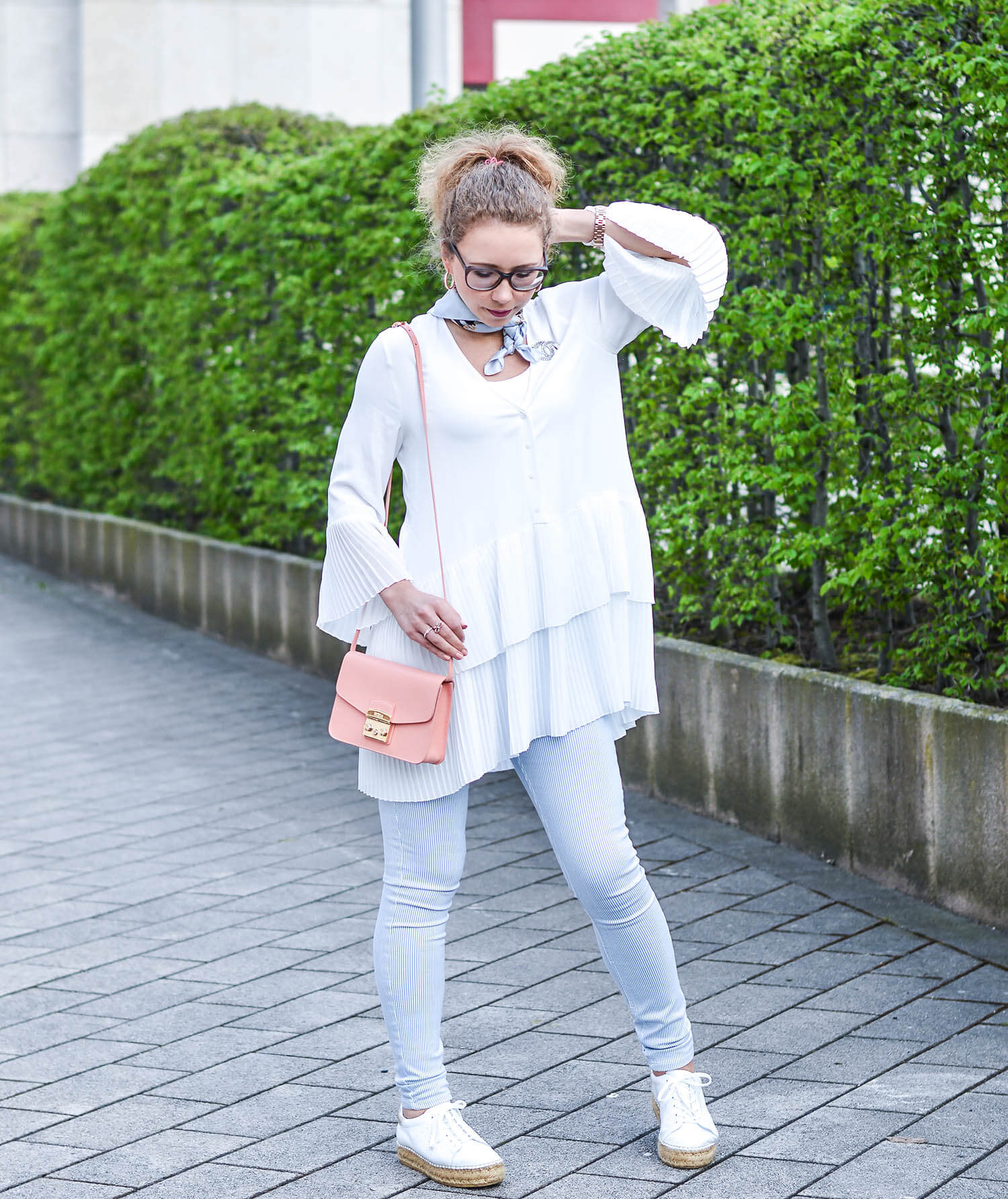 Outfit-Zara-Pleated-Blouse-Furla-Bag-and-Steve-Madden-platform-Sneakers-kationette-fashionblogger-nrw