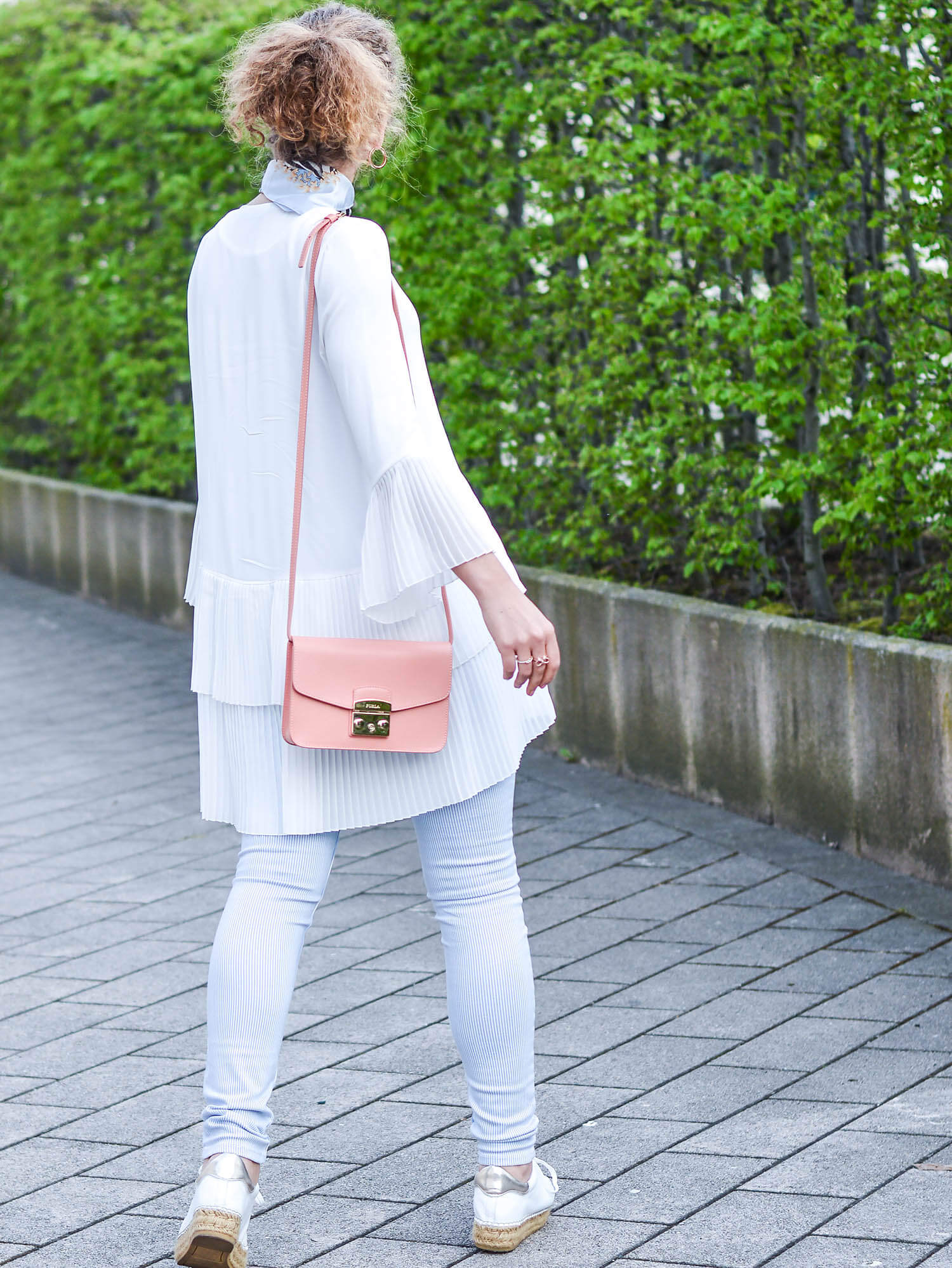 Outfit-Zara-Pleated-Blouse-Furla-Bag-and-Steve-Madden-platform-Sneakers-kationette-fashionblogger-nrw