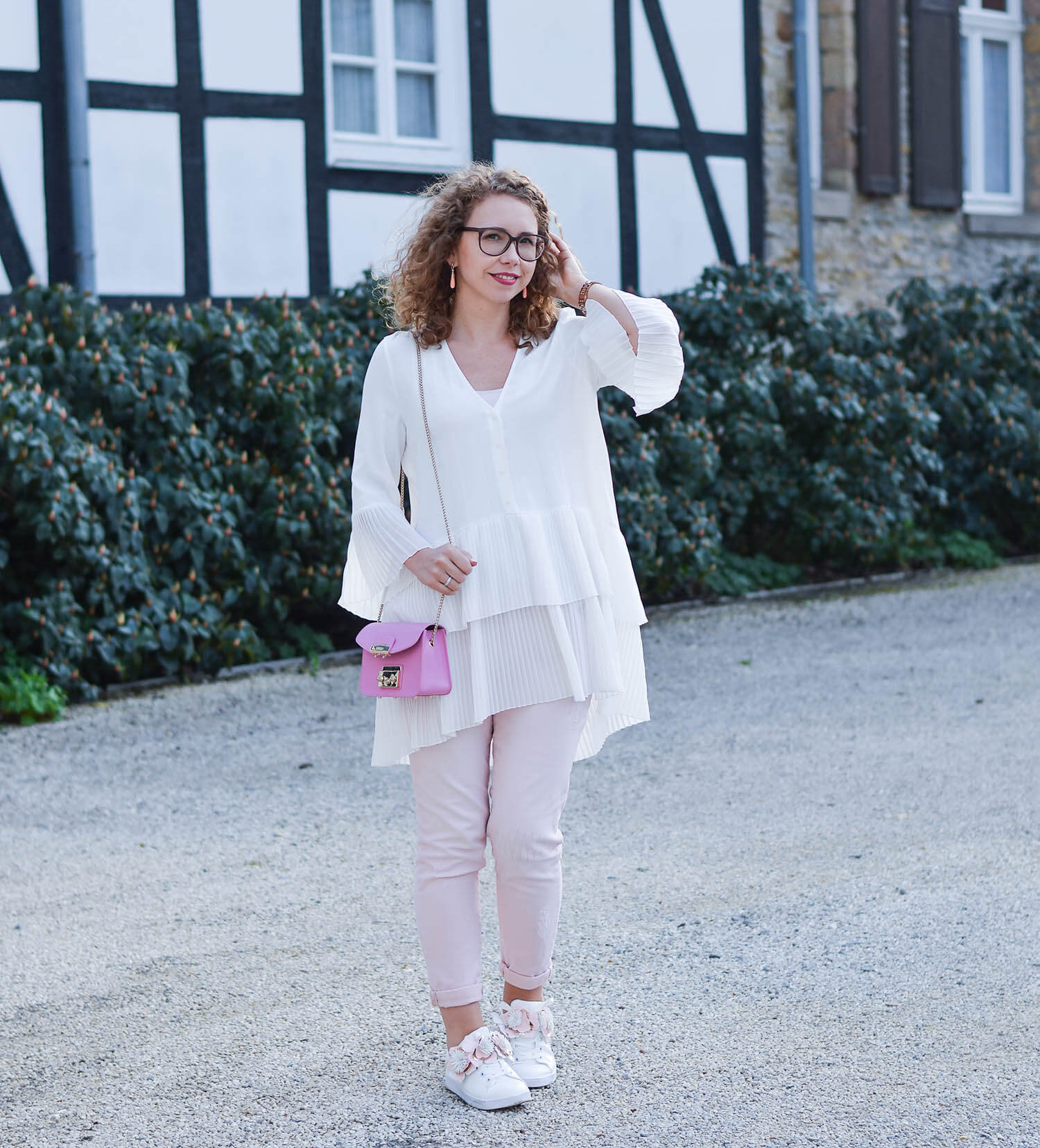 Outfit-Pale-Pink-and-White-with-Flower-Sneakers-during-our-Mini-Moon-kationette-fashionblogger-nrw