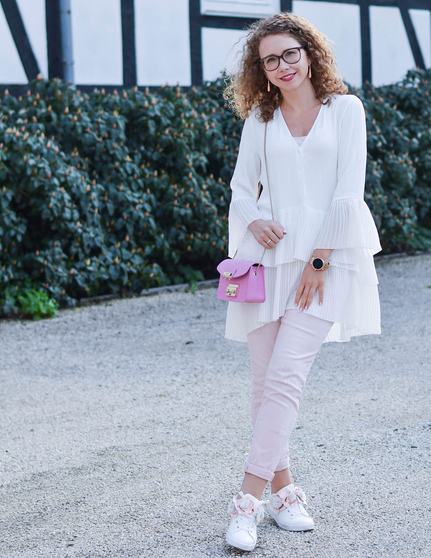 Outfit-Pale-Pink-and-White-with-Flower-Sneakers-during-our-Mini-Moon-kationette-fashionblogger-nrw