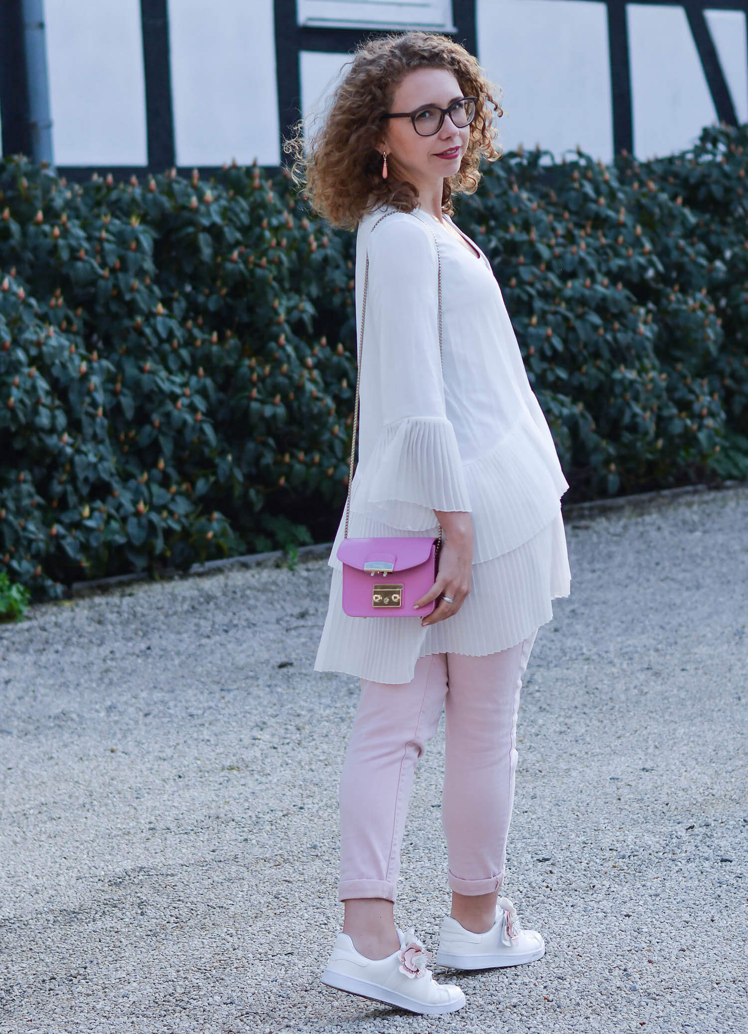 Outfit-Pale-Pink-and-White-with-Flower-Sneakers-during-our-Mini-Moon-kationette-fashionblogger-nrw