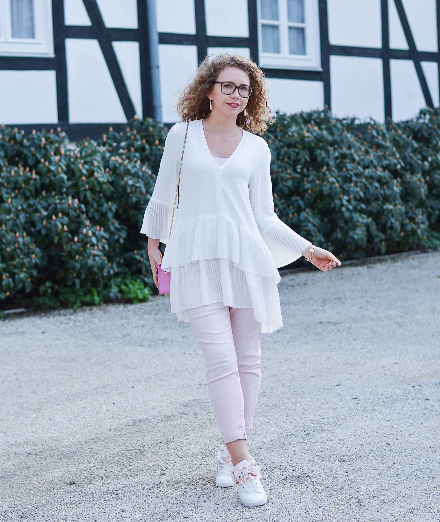 Outfit-Pale-Pink-and-White-with-Flower-Sneakers-during-our-Mini-Moon-kationette-fashionblogger-nrw