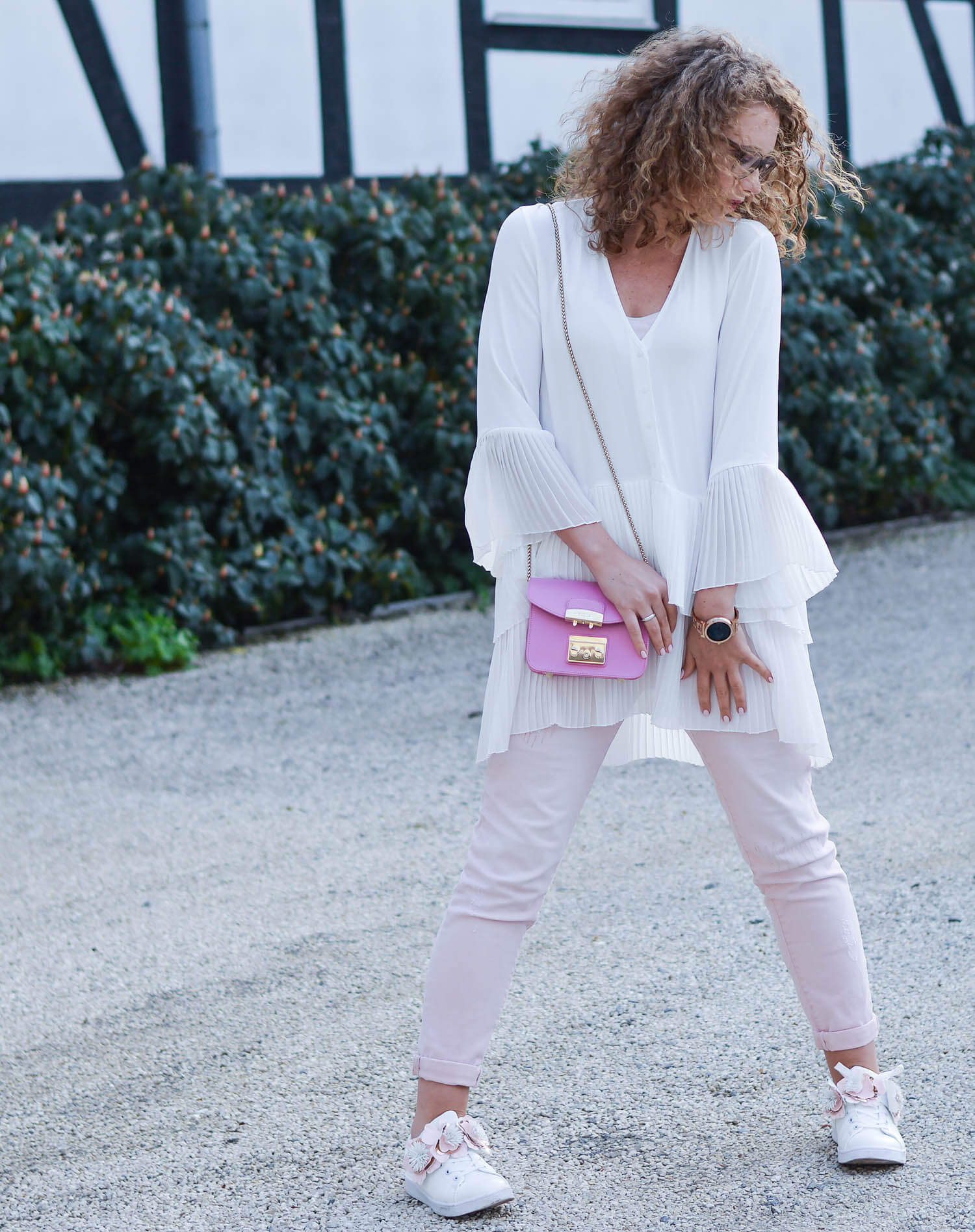 Outfit-Pale-Pink-and-White-with-Flower-Sneakers-during-our-Mini-Moon-kationette-fashionblogger-nrw