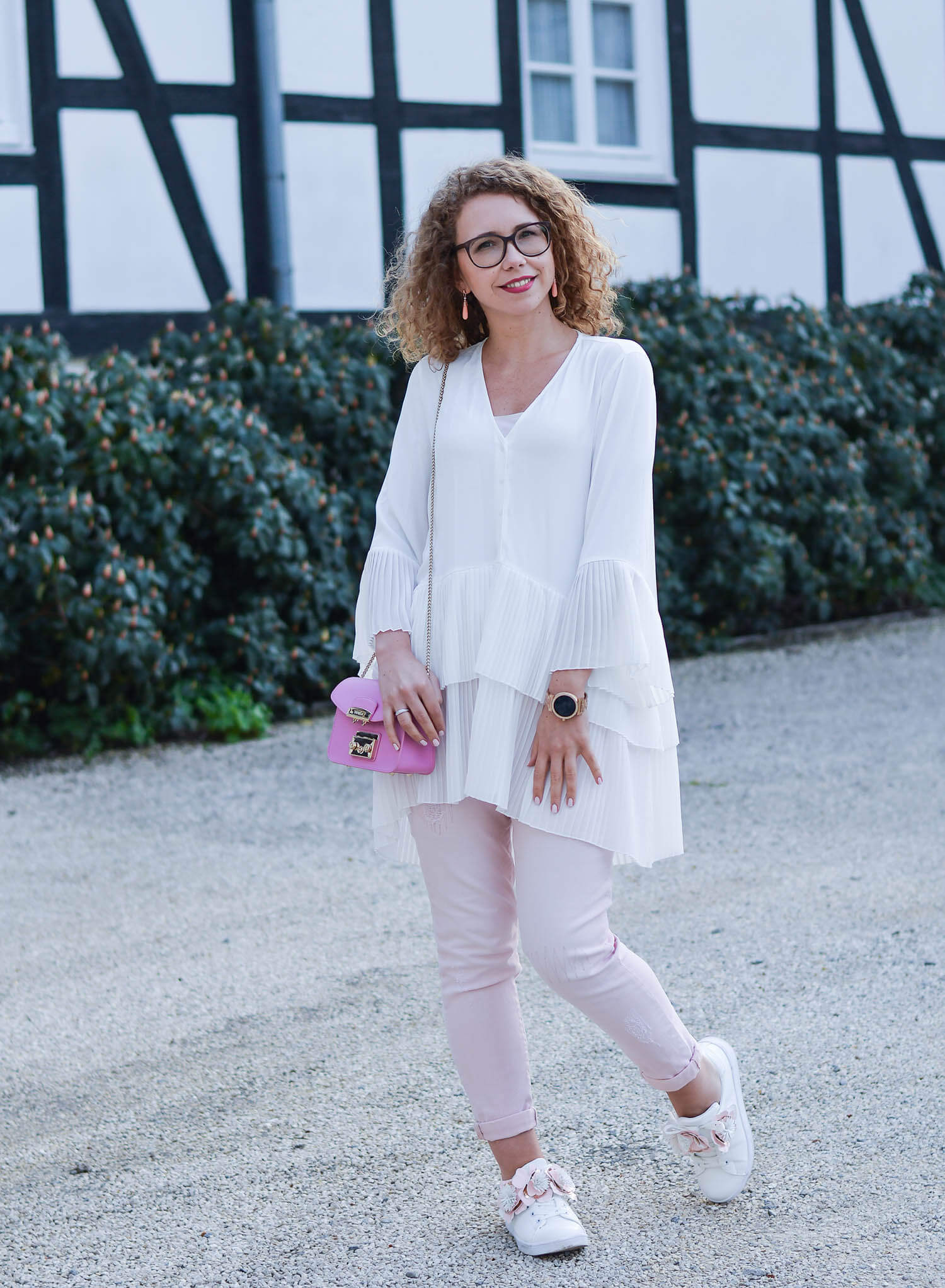 Outfit-Pale-Pink-and-White-with-Flower-Sneakers-during-our-Mini-Moon-kationette-fashionblogger-nrw