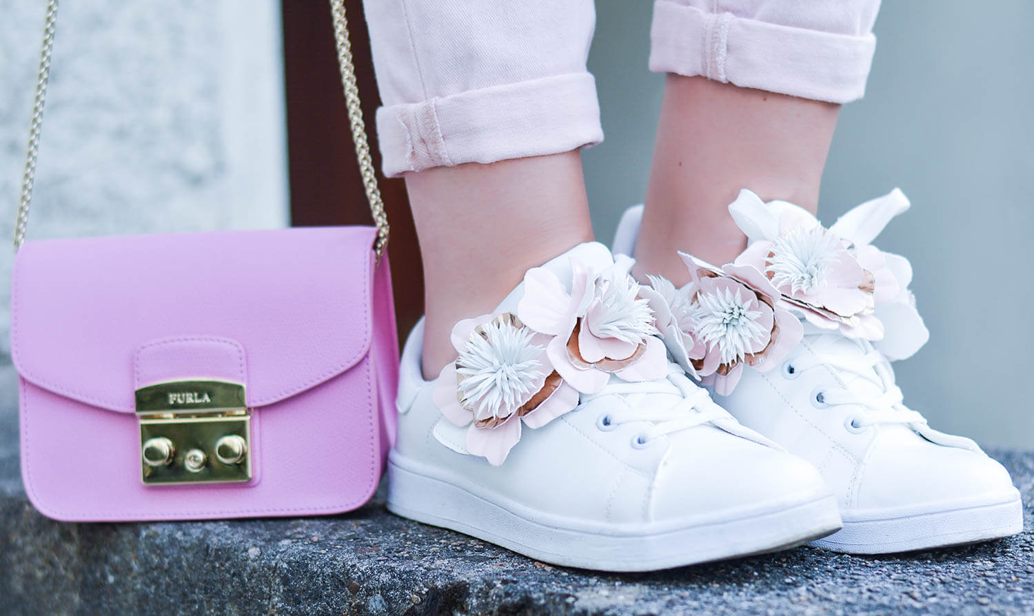 Outfit-Pale-Pink-and-White-with-Flower-Sneakers-during-our-Mini-Moon-kationette-fashionblogger-nrw-furla-metropolis