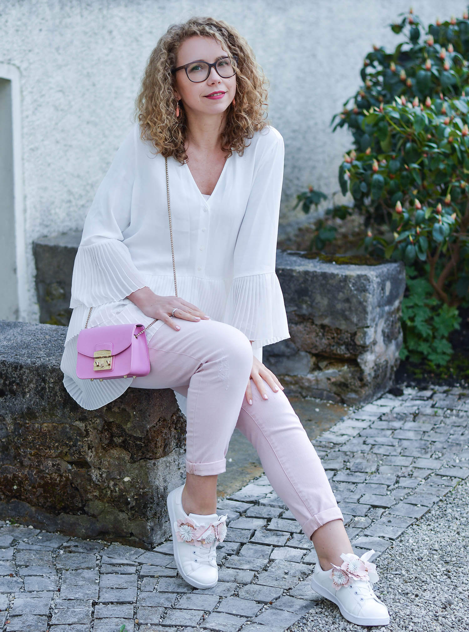 Outfit-Pale-Pink-and-White-with-Flower-Sneakers-during-our-Mini-Moon-kationette-fashionblogger-nrw