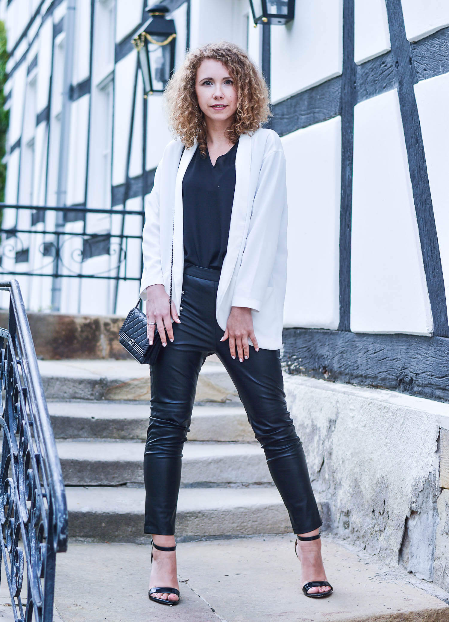 Outfit-Black-Fake-Leather-Pants-White-Blazer-Chanel-Bag-honeymoon-fashionblogger-nrw-kationette-graeflicher-park-bad-driburg