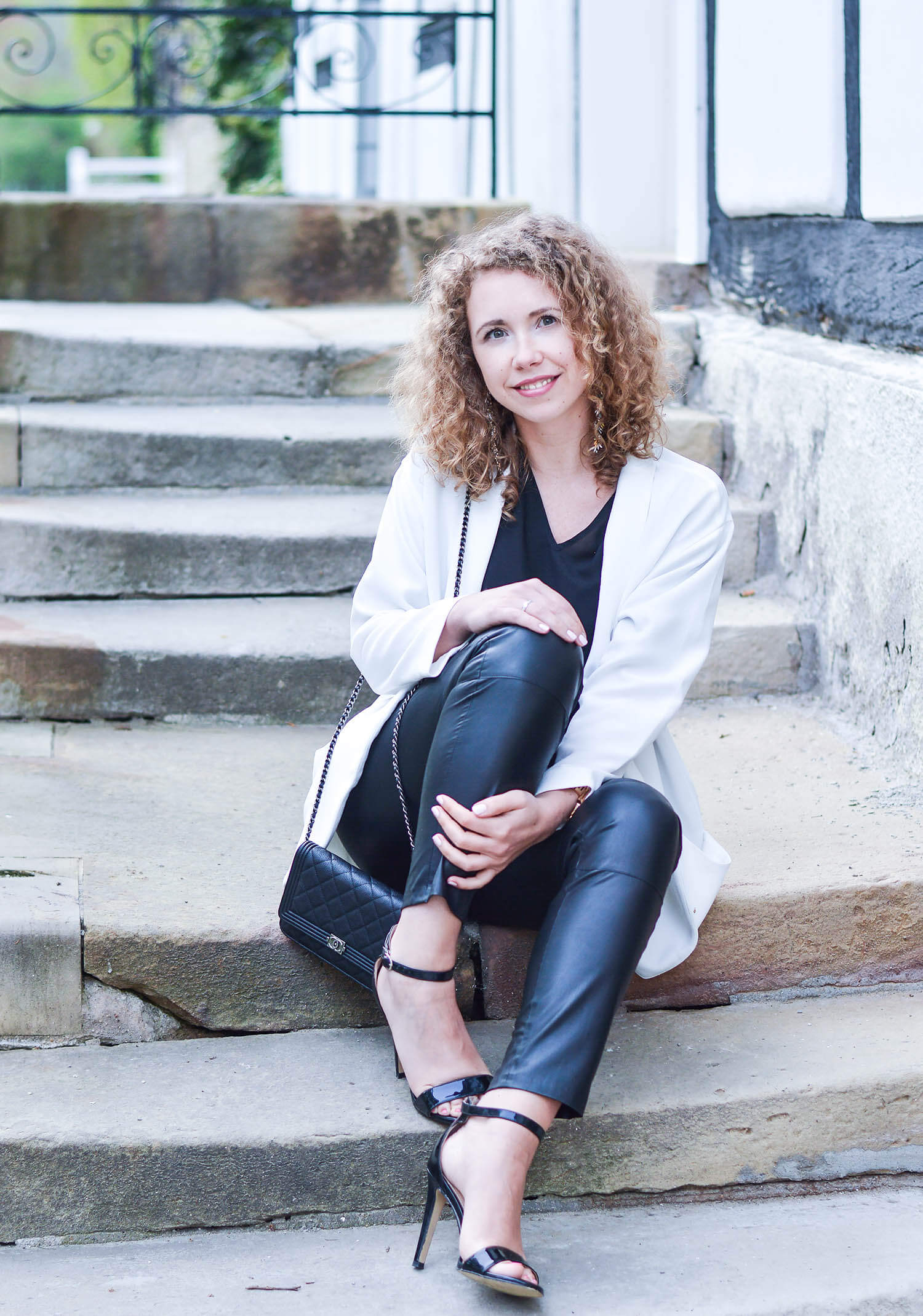 Outfit-Black-Fake-Leather-Pants-White-Blazer-Chanel-Bag-honeymoon-fashionblogger-nrw-kationette-graeflicher-park-bad-driburg