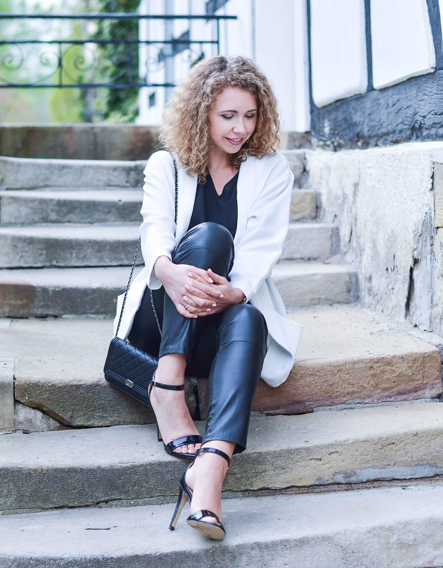 Outfit-Black-Fake-Leather-Pants-White-Blazer-Chanel-Bag-honeymoon-fashionblogger-nrw-kationette-graeflicher-park-bad-driburg