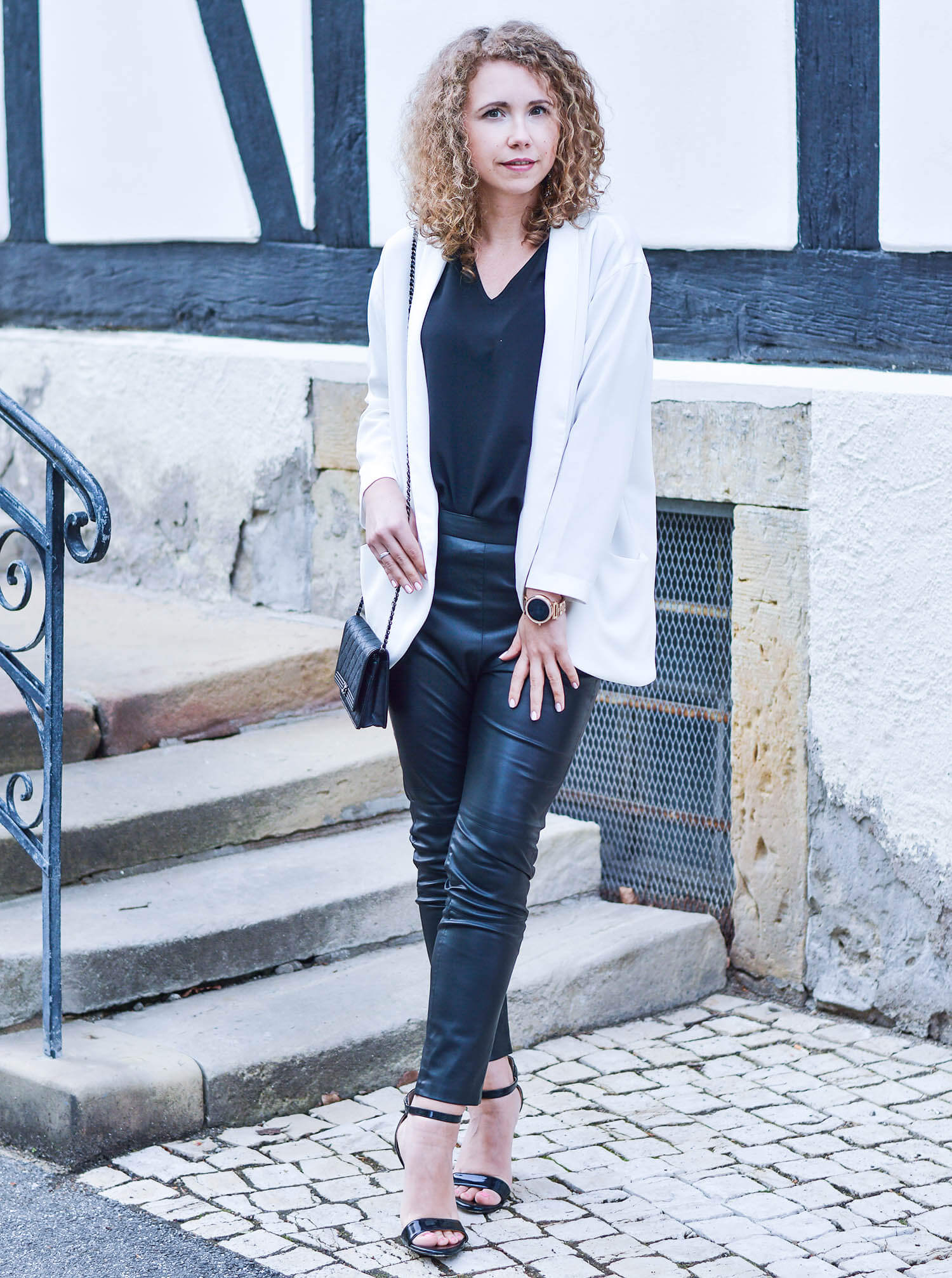 Outfit-Black-Fake-Leather-Pants-White-Blazer-Chanel-Bag-honeymoon-fashionblogger-nrw-kationette-graeflicher-park-bad-driburg