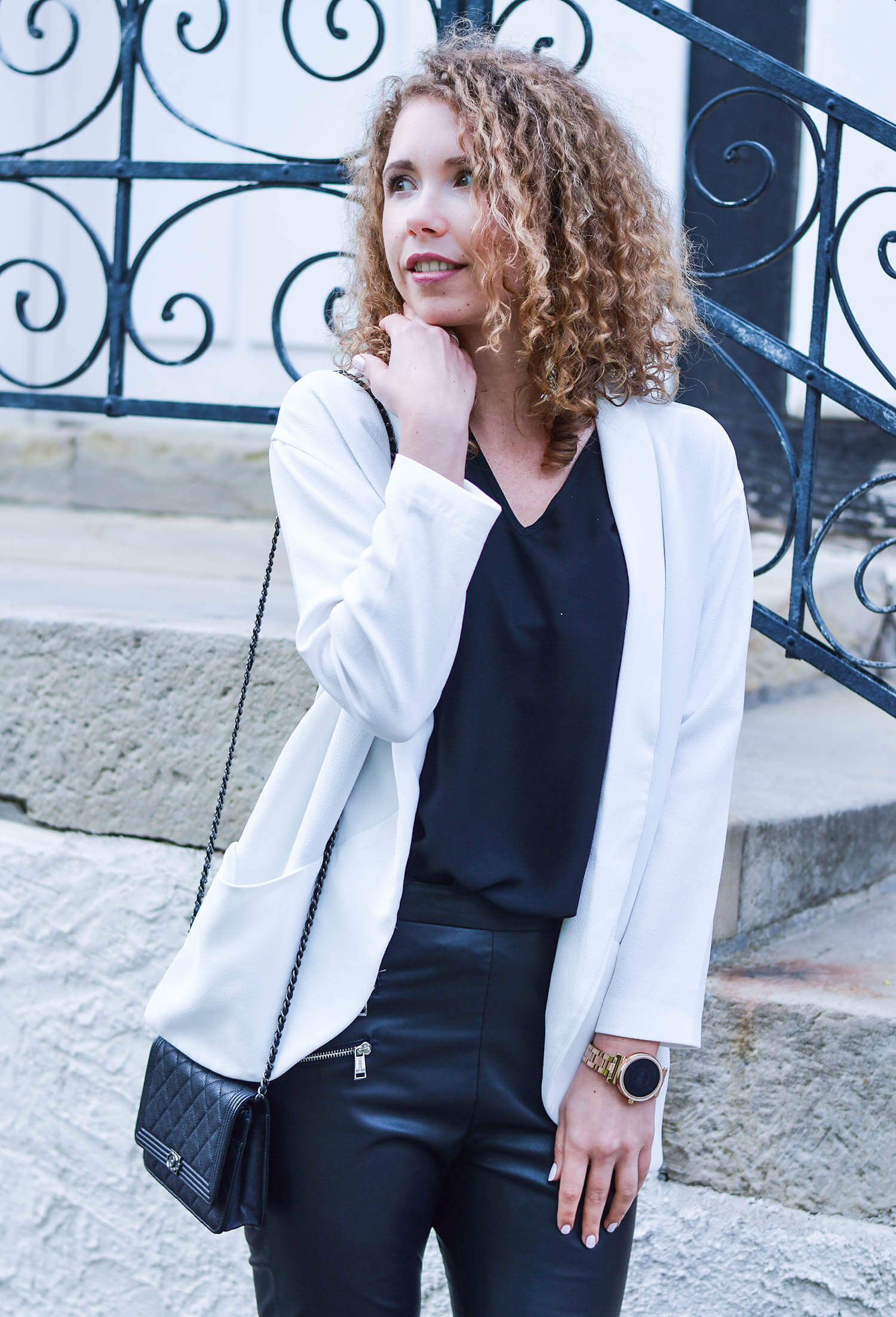 Outfit-Black-Fake-Leather-Pants-White-Blazer-Chanel-Bag-honeymoon-fashionblogger-nrw-kationette-graeflicher-park-bad-driburg