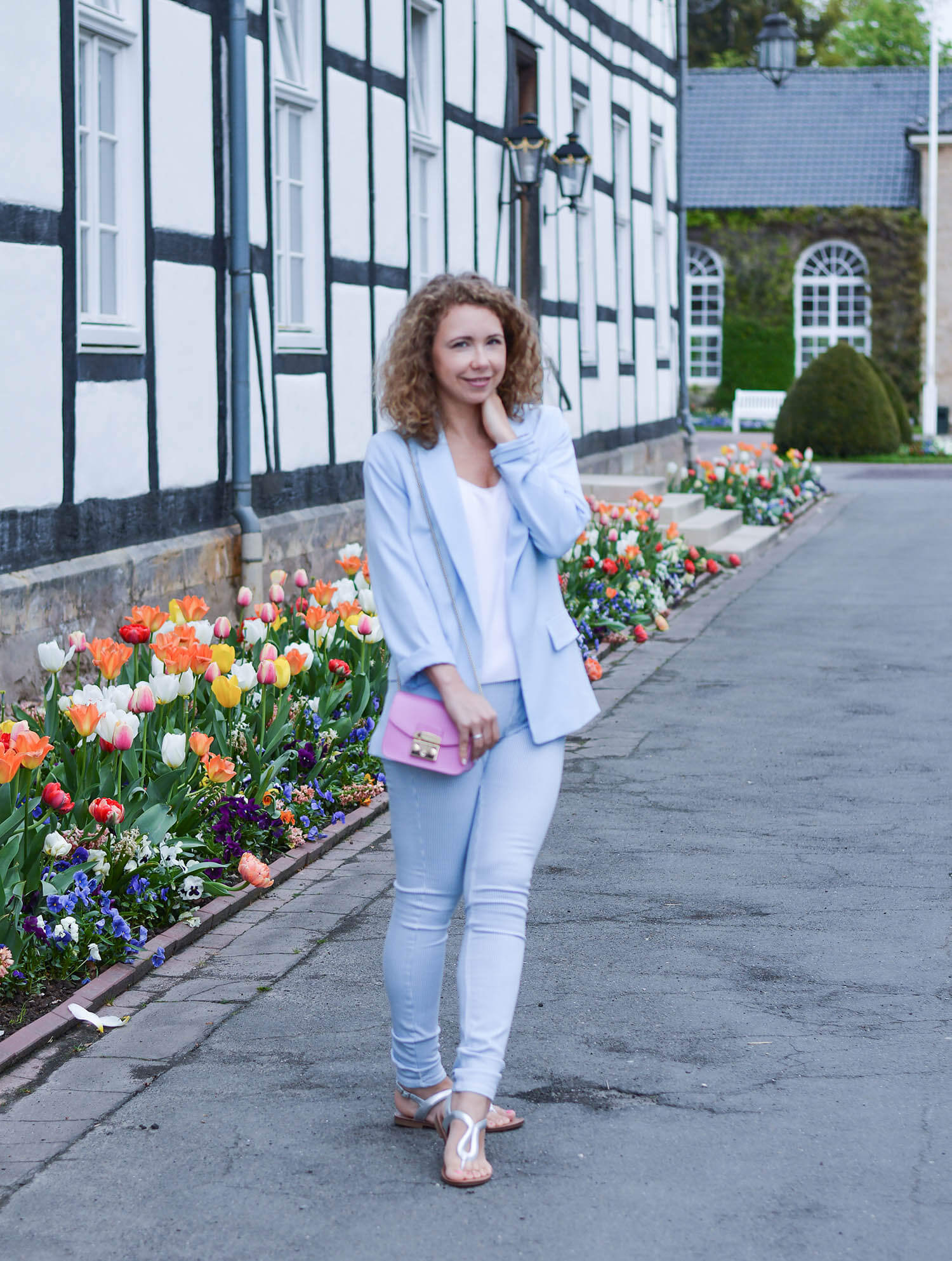 outfit-pastel-blue-blazer-steve-madden-sandals-and-pink-furla-bag-fashionblogger-nrw-Kationette