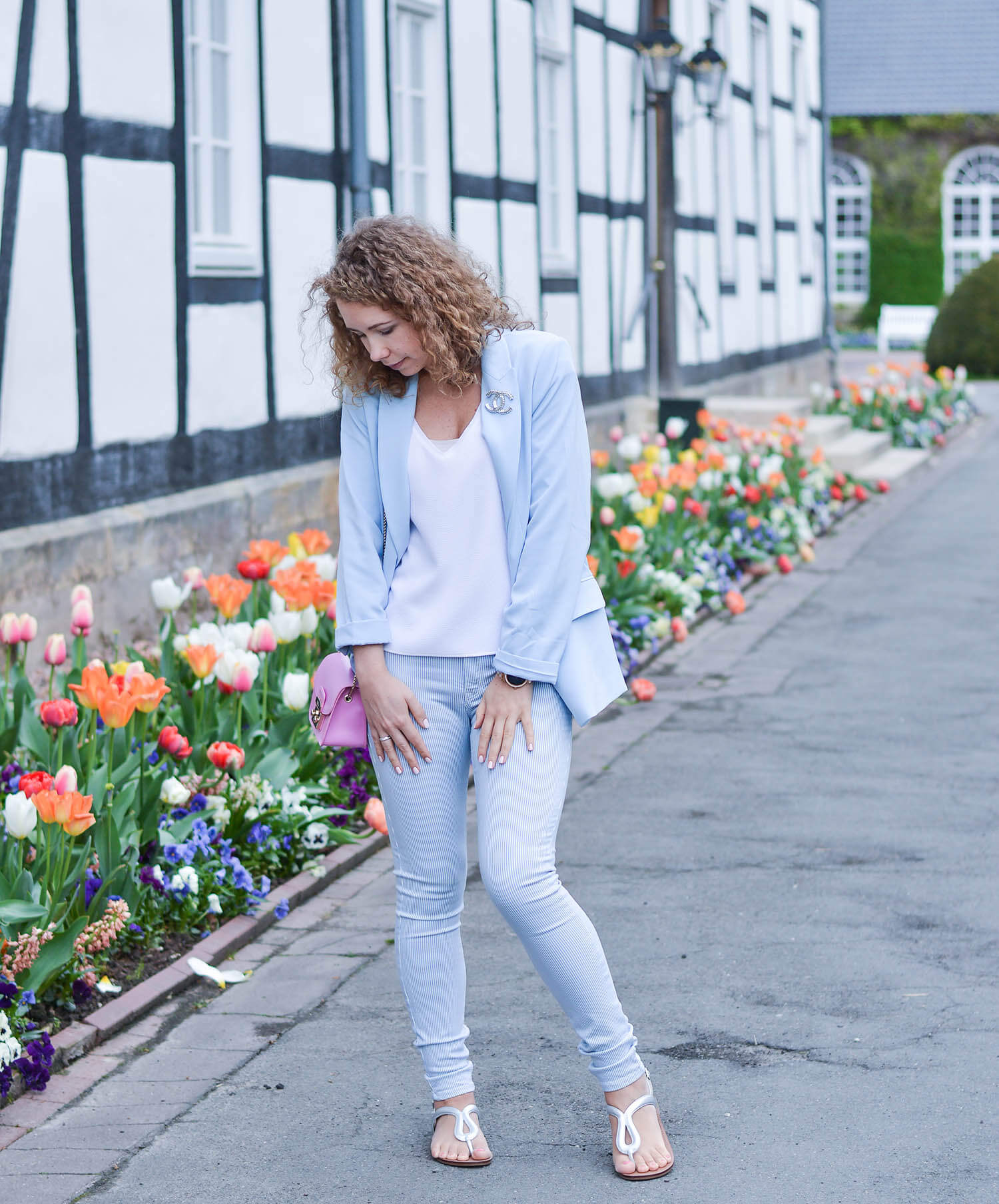 outfit-pastel-blue-blazer-steve-madden-sandals-and-pink-furla-bag-fashionblogger-nrw-Kationette