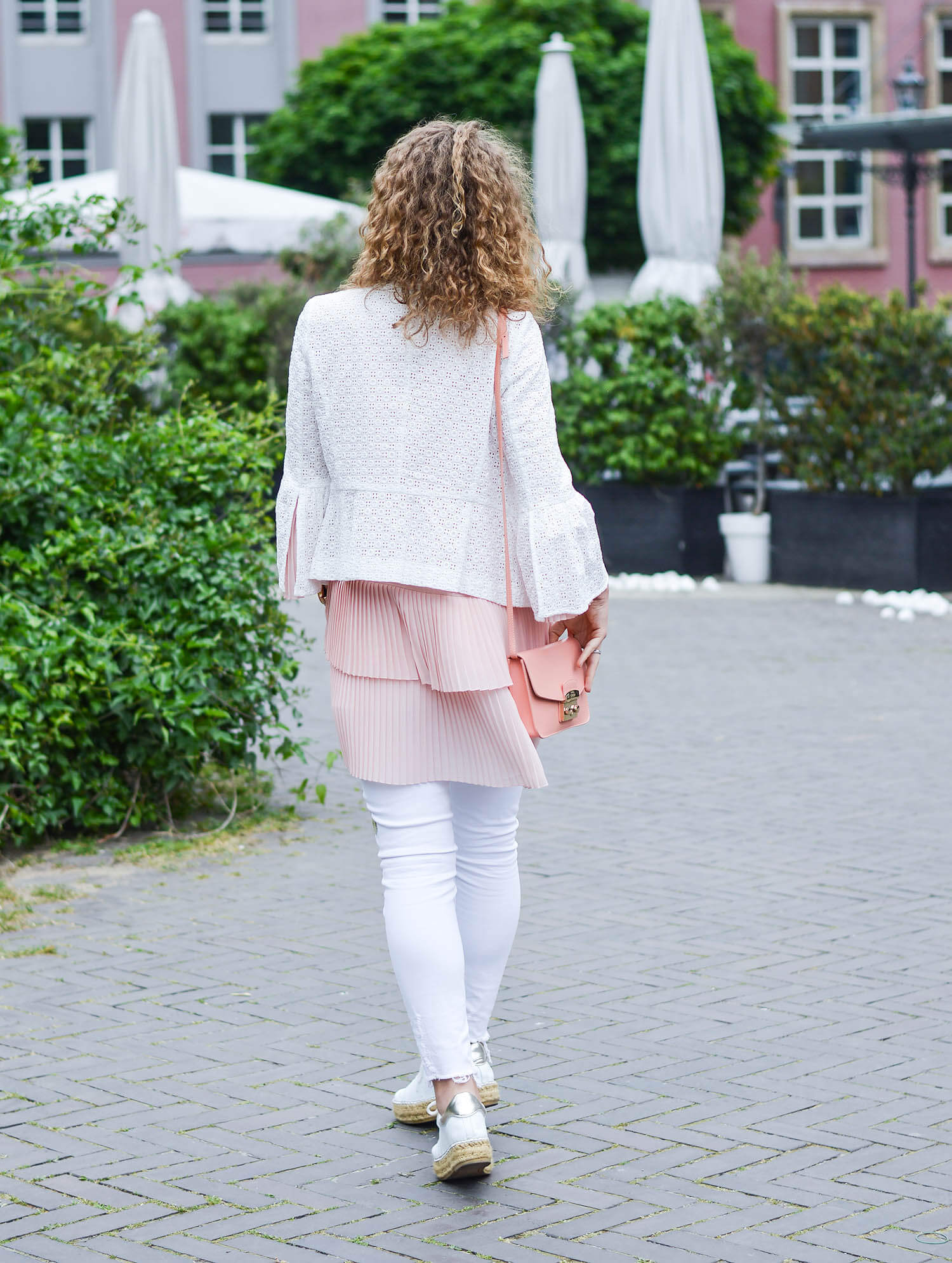 Outfit-Pale-Pink-Pleated-Blouse-with-White-Lace-Jacket-&-Denim-kationette-fashionblogger-nrw