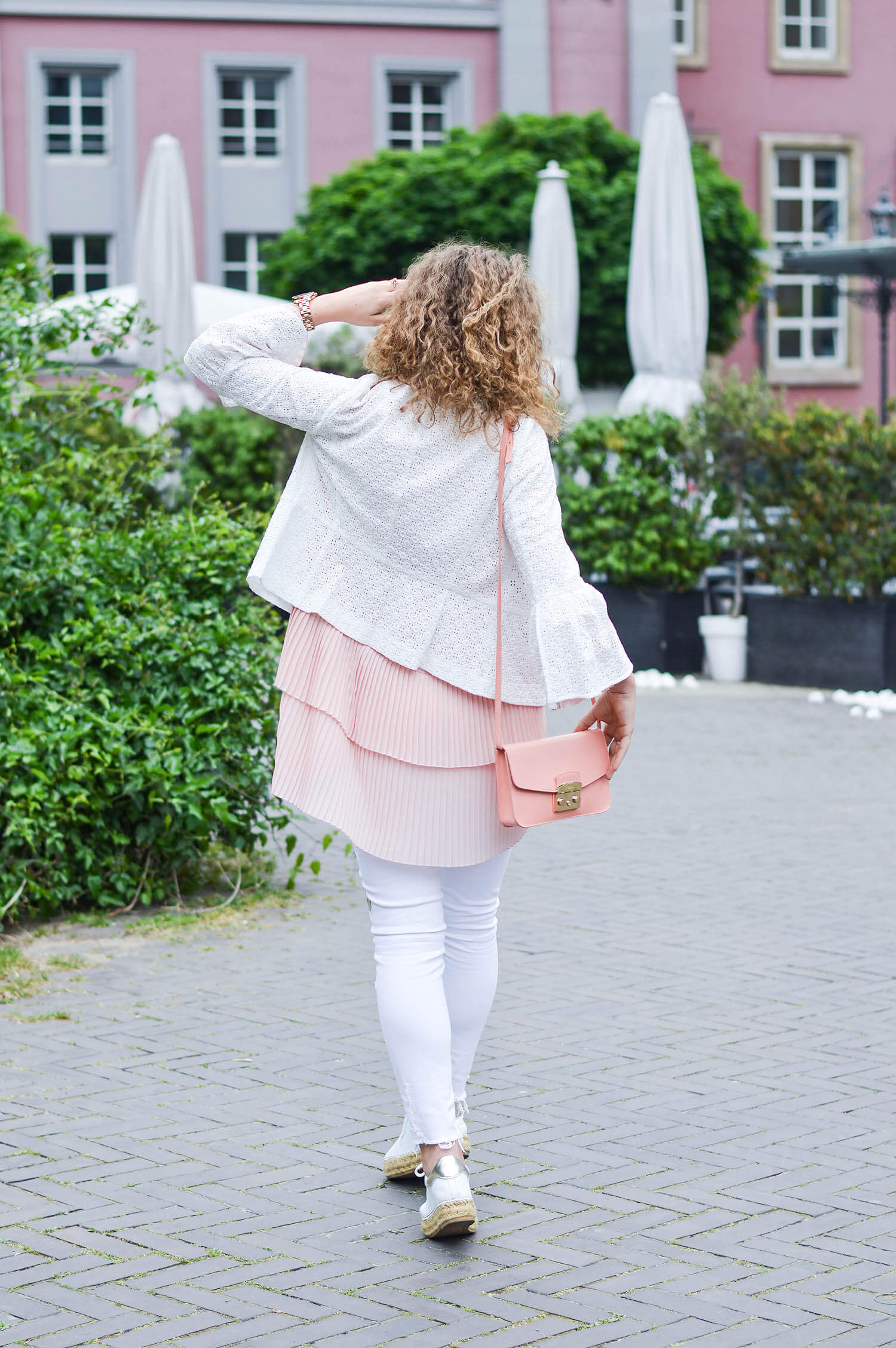 Outfit-Pale-Pink-Pleated-Blouse-with-White-Lace-Jacket-&-Denim-kationette-fashionblogger-nrw