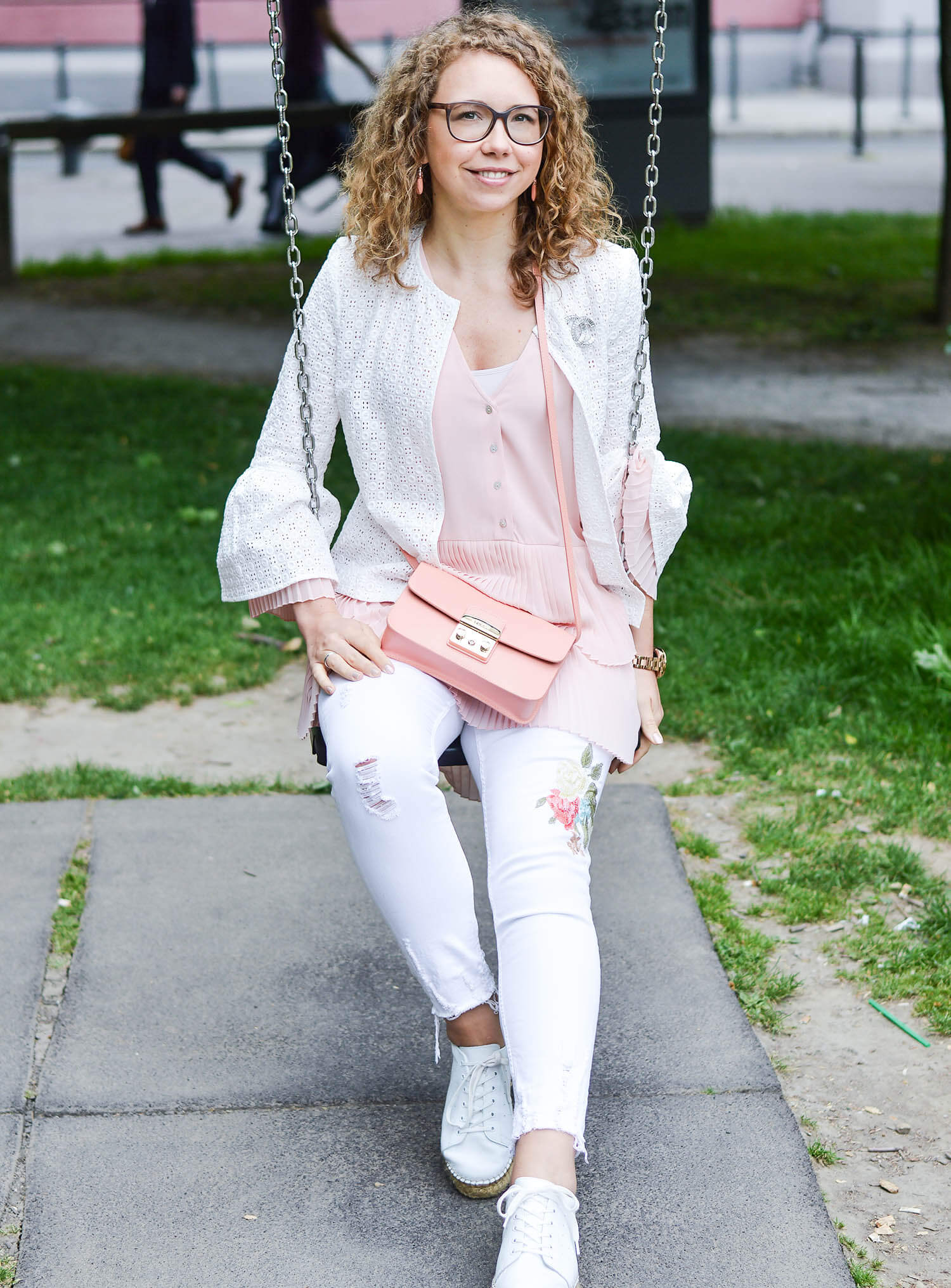 Outfit-Pale-Pink-Pleated-Blouse-with-White-Lace-Jacket-&-Denim-kationette-fashionblogger-nrw