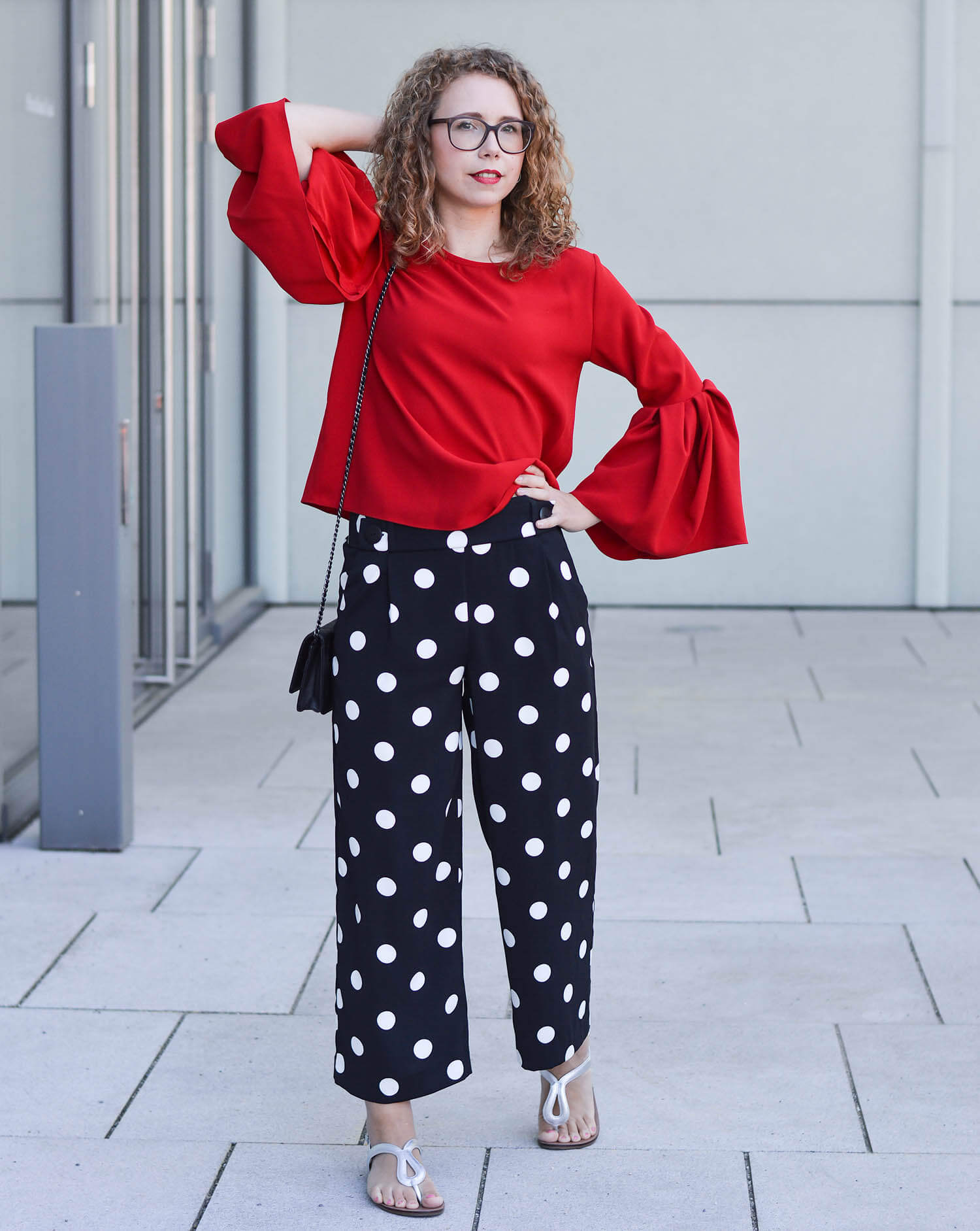 Outfit-Zara-Allover-with-Polka-Dots-Culotte-Zara-and-Red-Top-with-Pleats-kationette-fashionblogger-NRW