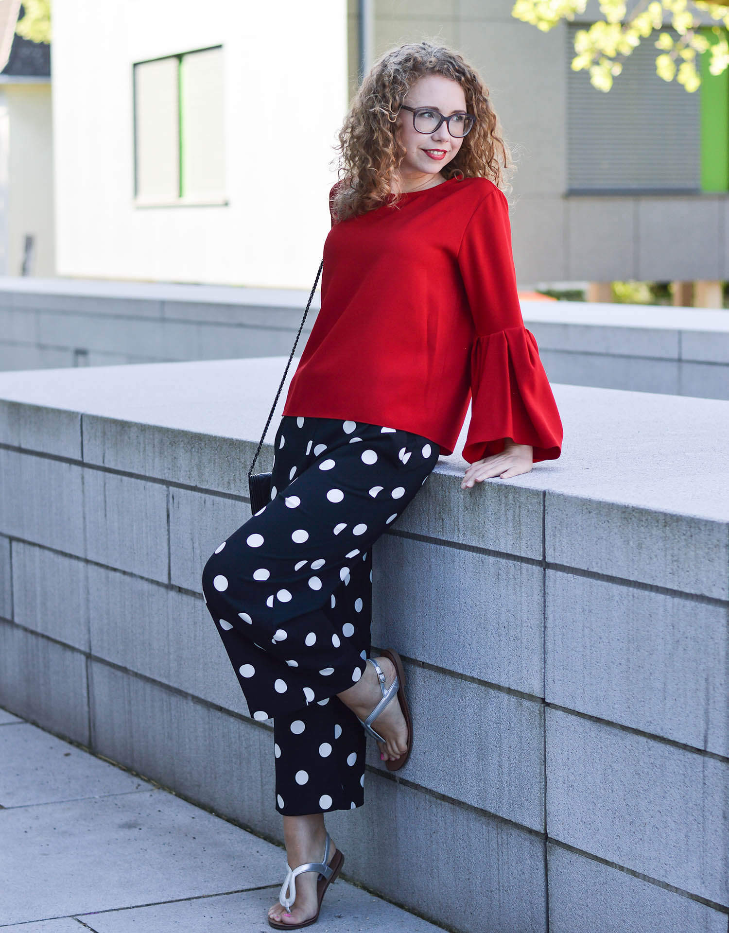 Outfit-Zara-Allover-with-Polka-Dots-Culotte-Zara-and-Red-Top-with-Pleats-kationette-fashionblogger-NRW