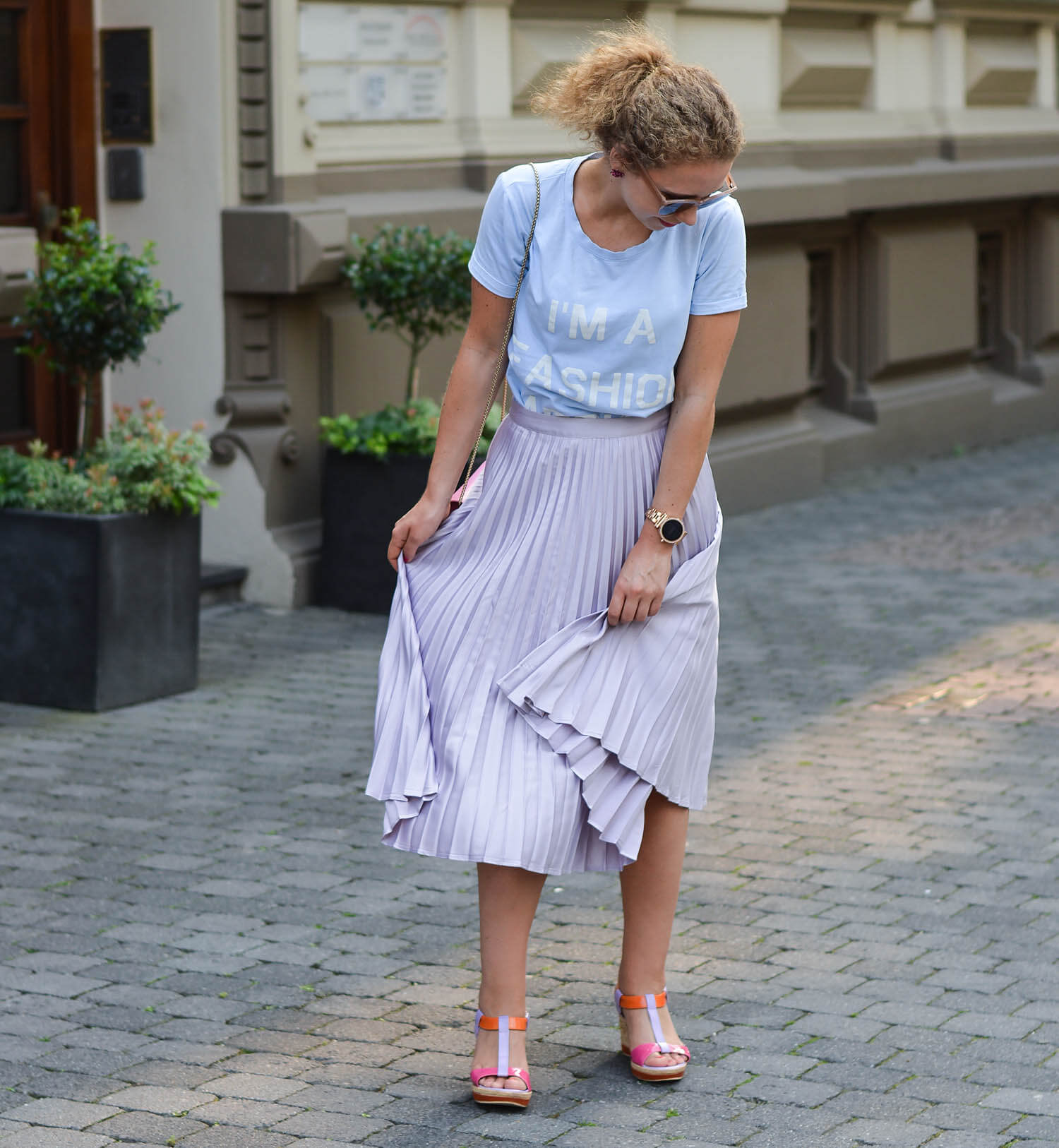 Summer-Outfit-Pastel-Pleated-Skirt-Babyblue-Tee-Wedges-and-Furla-Metropolis-Kationette-Fashionblogger-NRW