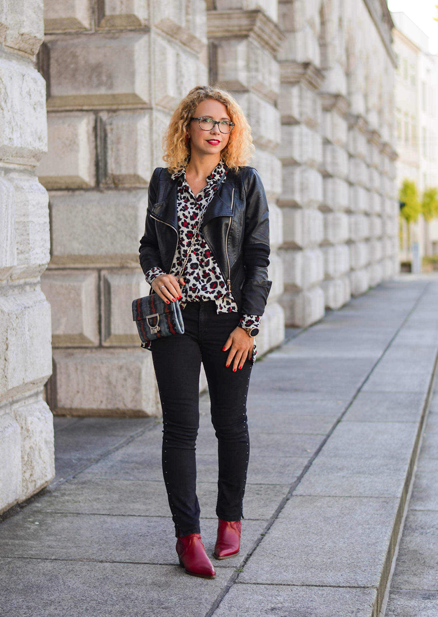 Animal-Print-Studded-Denim-Leather-Jacket-Cowboy-Boots-Fall-Outfit-kationette-fashionblogger-germany