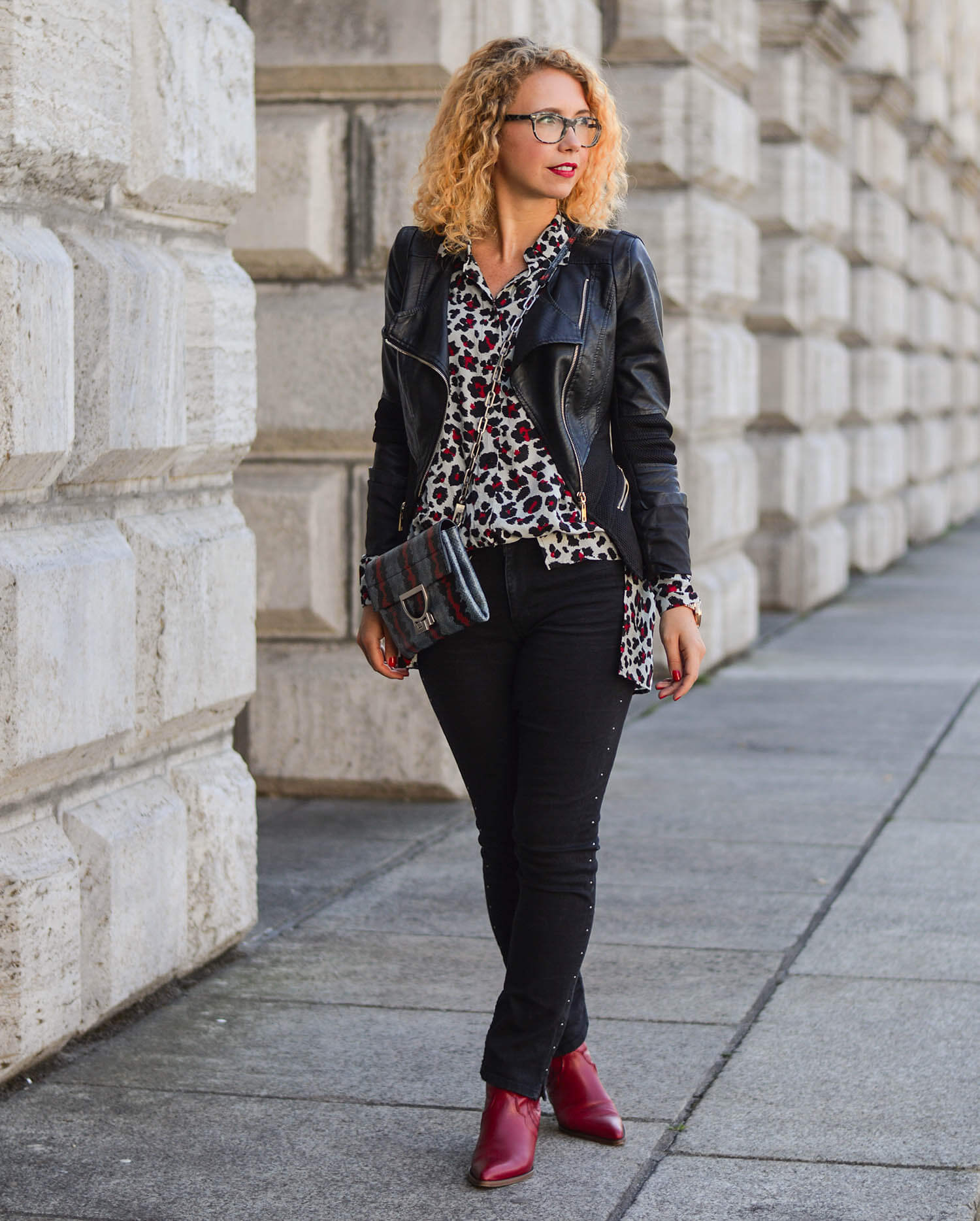 Animal-Print-Studded-Denim-Leather-Jacket-Cowboy-Boots-Fall-Outfit-kationette-fashionblogger-germany