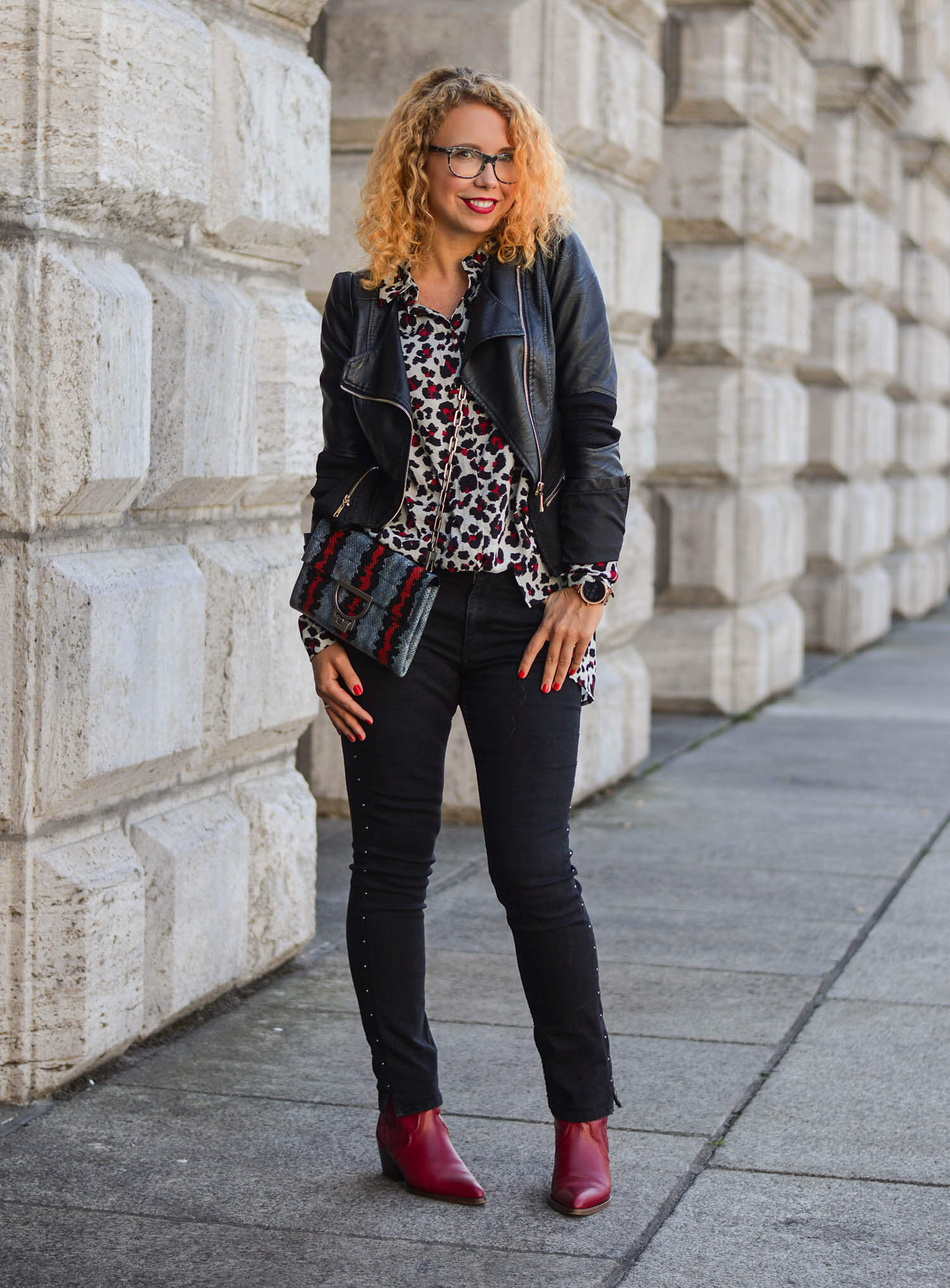 Animal-Print-Studded-Denim-Leather-Jacket-Cowboy-Boots-Fall-Outfit-kationette-fashionblogger-germany