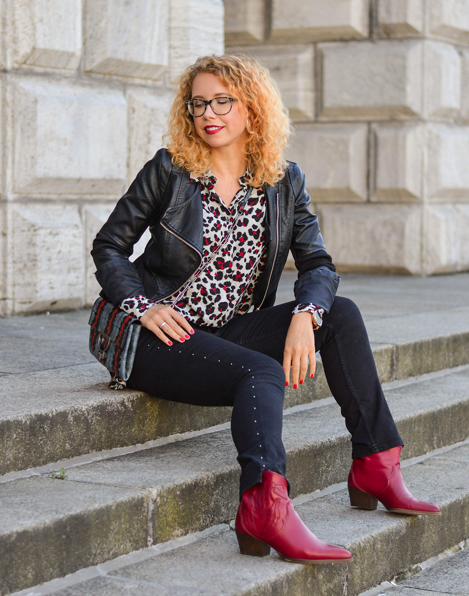 Animal-Print-Studded-Denim-Leather-Jacket-Cowboy-Boots-Fall-Outfit-kationette-fashionblogger-germany