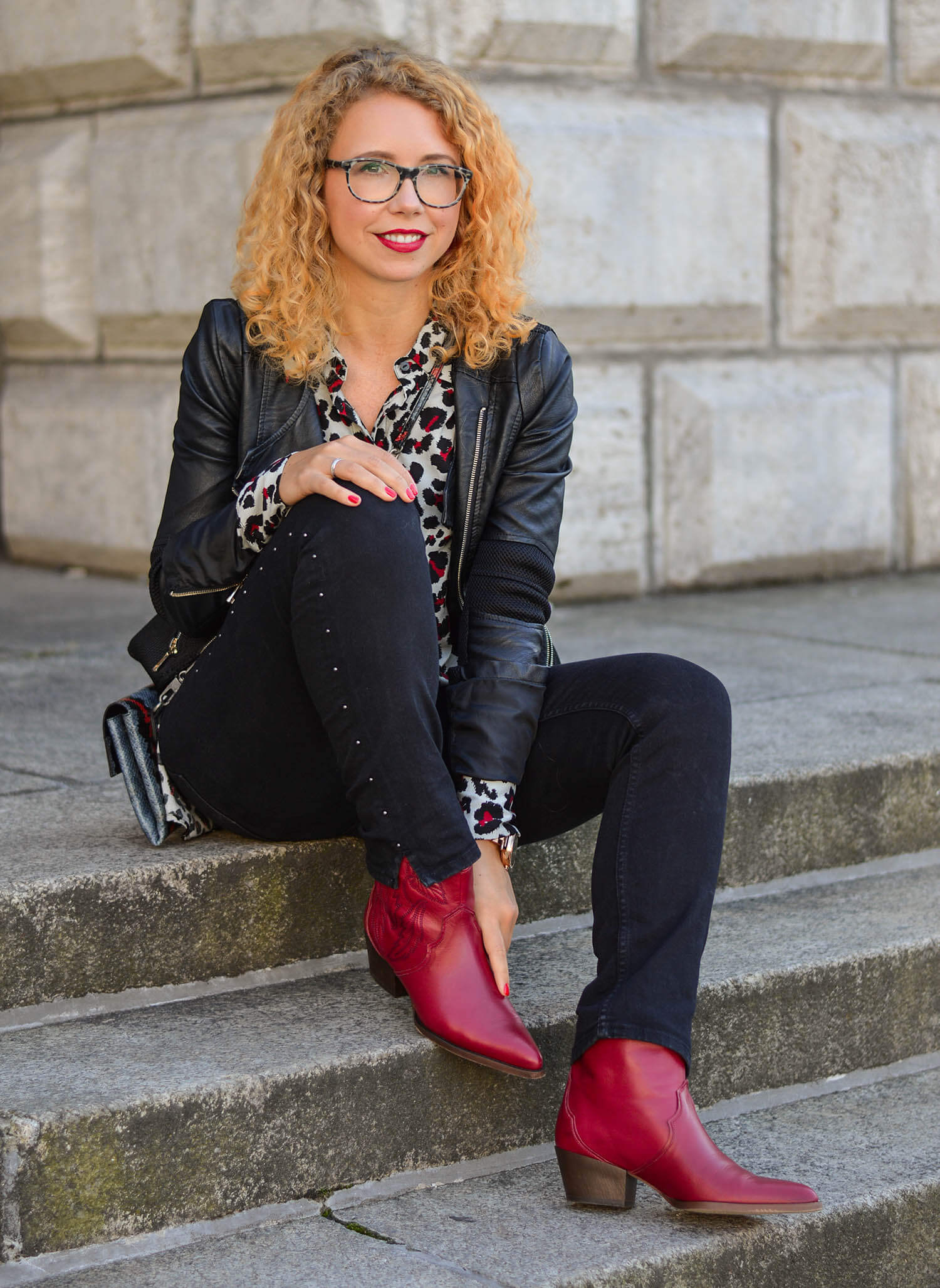 Animal-Print-Studded-Denim-Leather-Jacket-Cowboy-Boots-Fall-Outfit-kationette-fashionblogger-germany