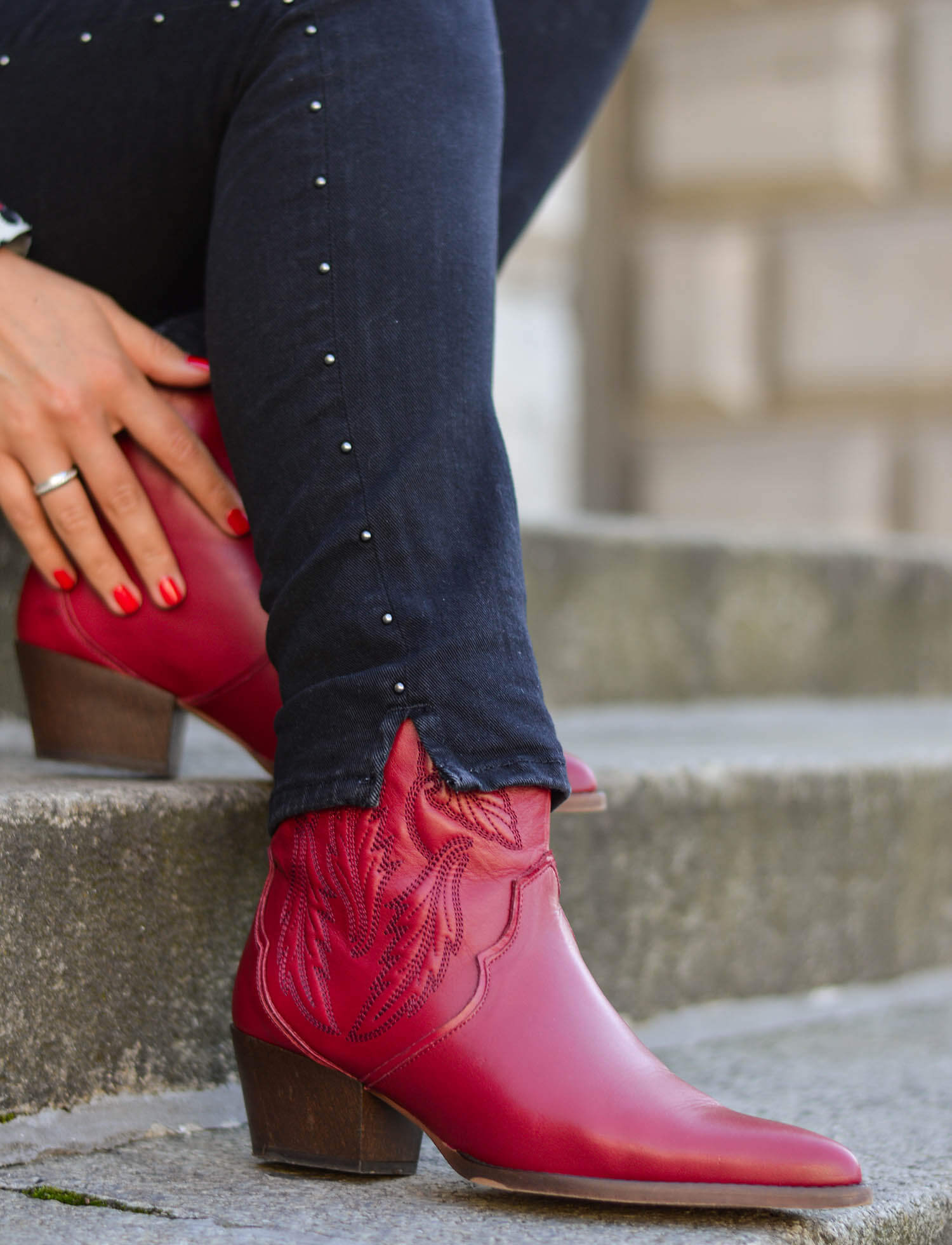 Animal-Print-Studded-Denim-Leather-Jacket-Cowboy-Boots-Fall-Outfit-kationette-fashionblogger-germany