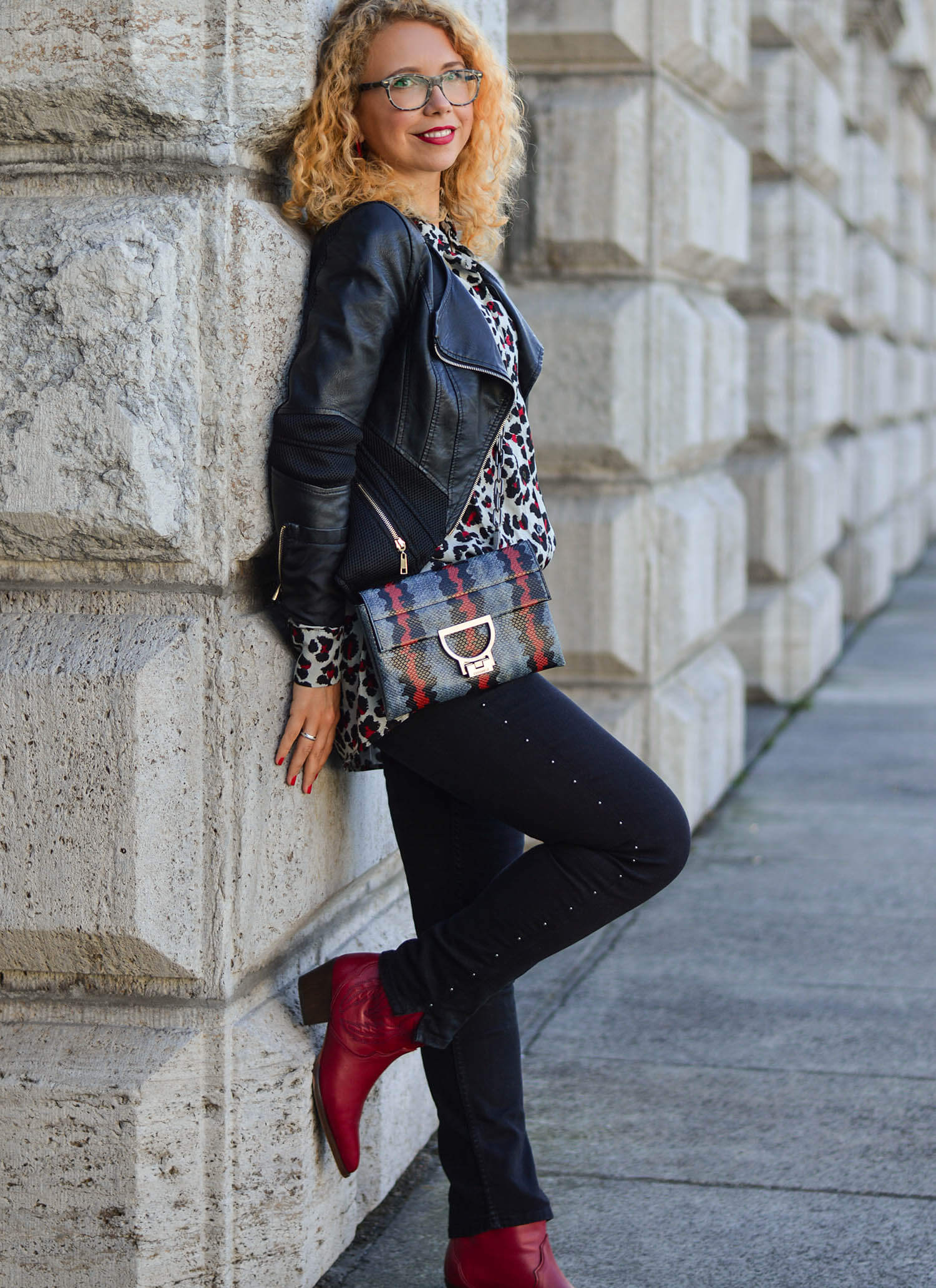 Animal-Print-Studded-Denim-Leather-Jacket-Cowboy-Boots-Fall-Outfit-kationette-fashionblogger-germany