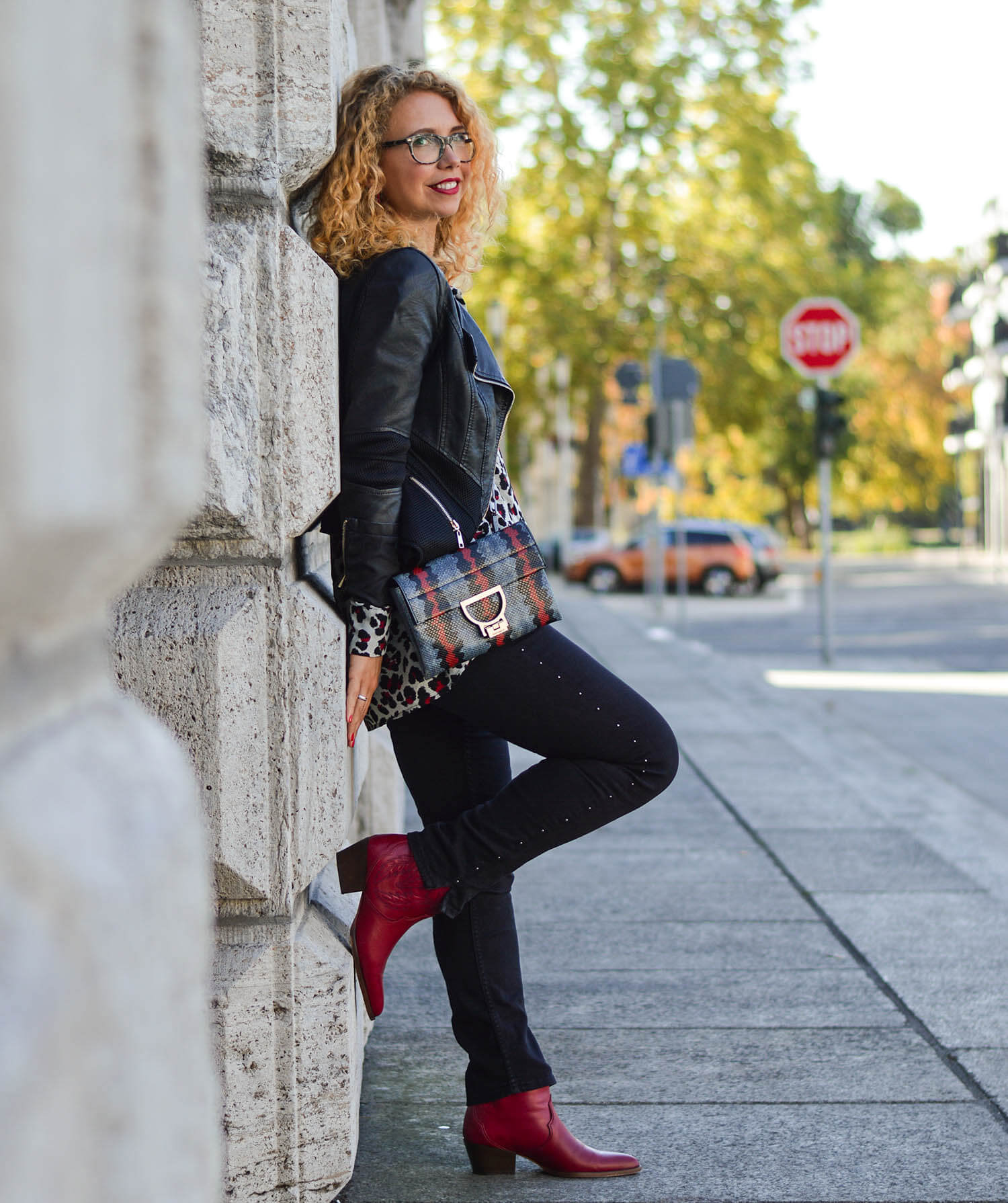 Animal-Print-Studded-Denim-Leather-Jacket-Cowboy-Boots-Fall-Outfit-kationette-fashionblogger-germany