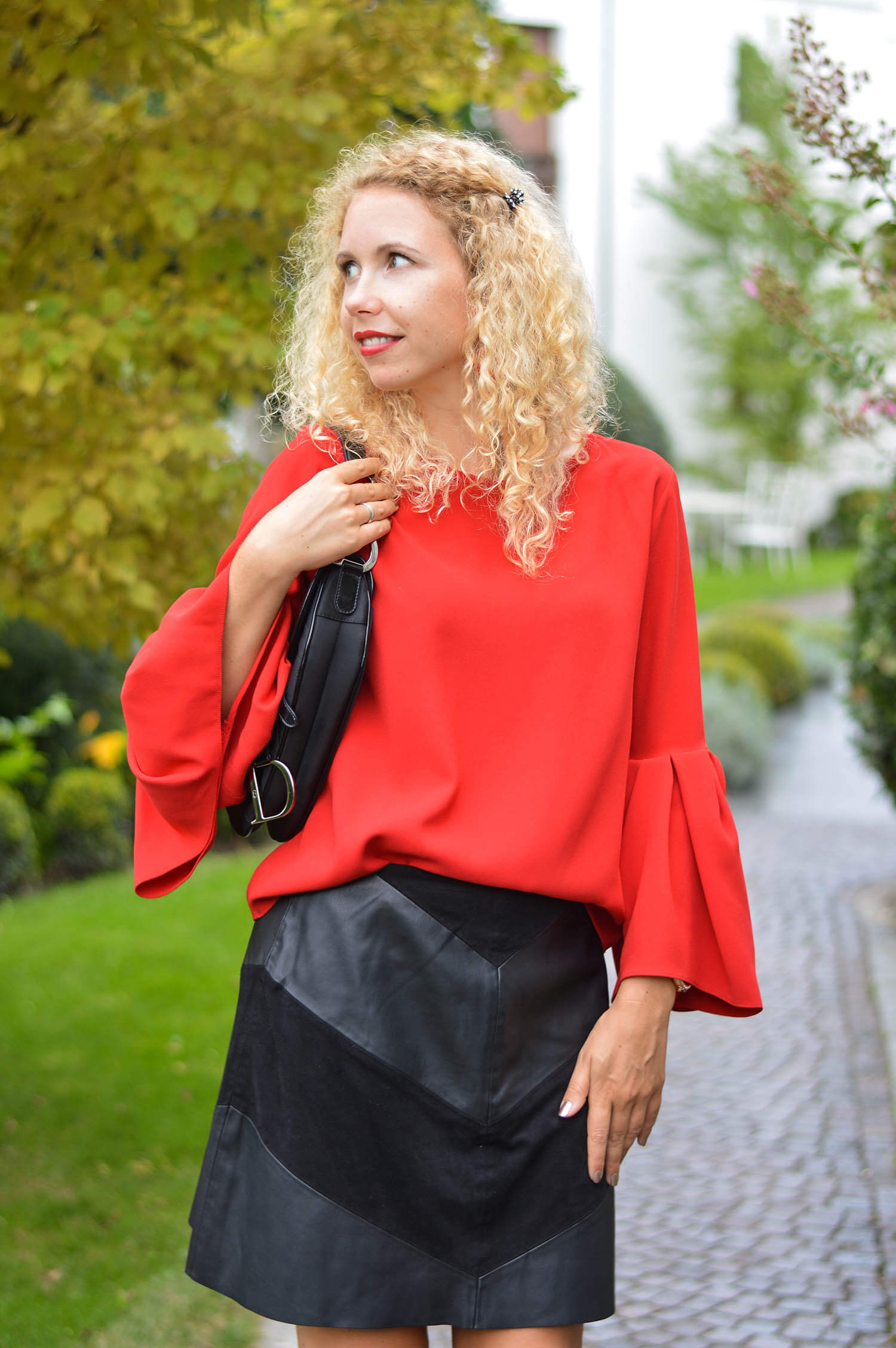 Outfit-Leather-Skirt-Trumpet-Sleeve-Top-Dior-Saddle-and-High-Heels-kationette-fashionblogger-germany