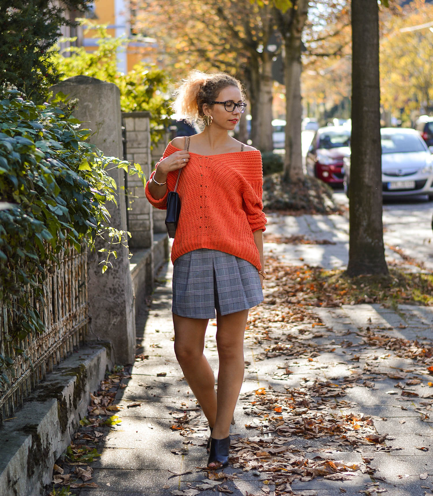 Pumpkin-Colored-Sweater-Monstera-Earrings-and-Shorts-Indian-Summer-Germany-Kationette-Fashionblogger