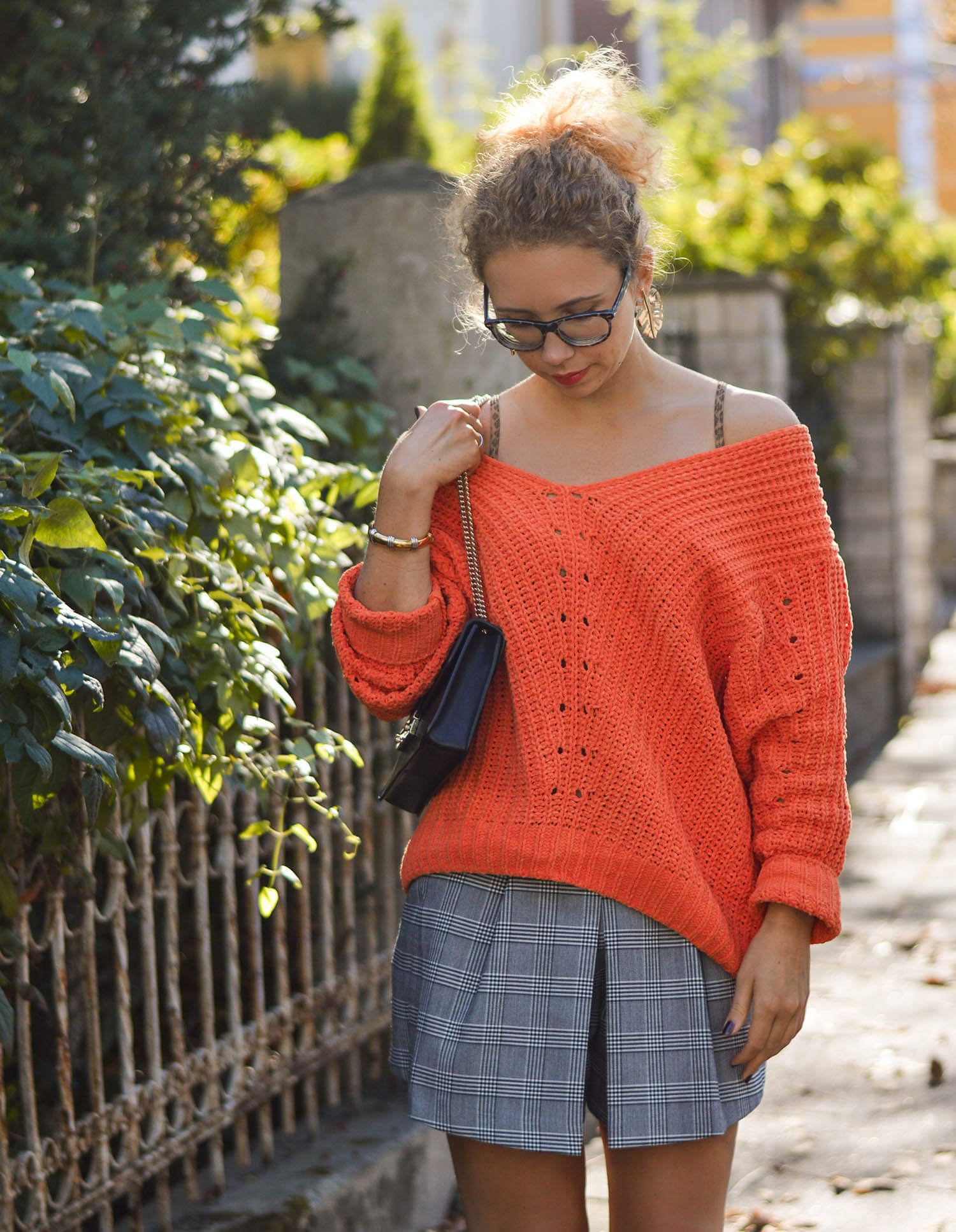 Pumpkin-Colored-Sweater-Monstera-Earrings-and-Shorts-Indian-Summer-Germany-Kationette-Fashionblogger