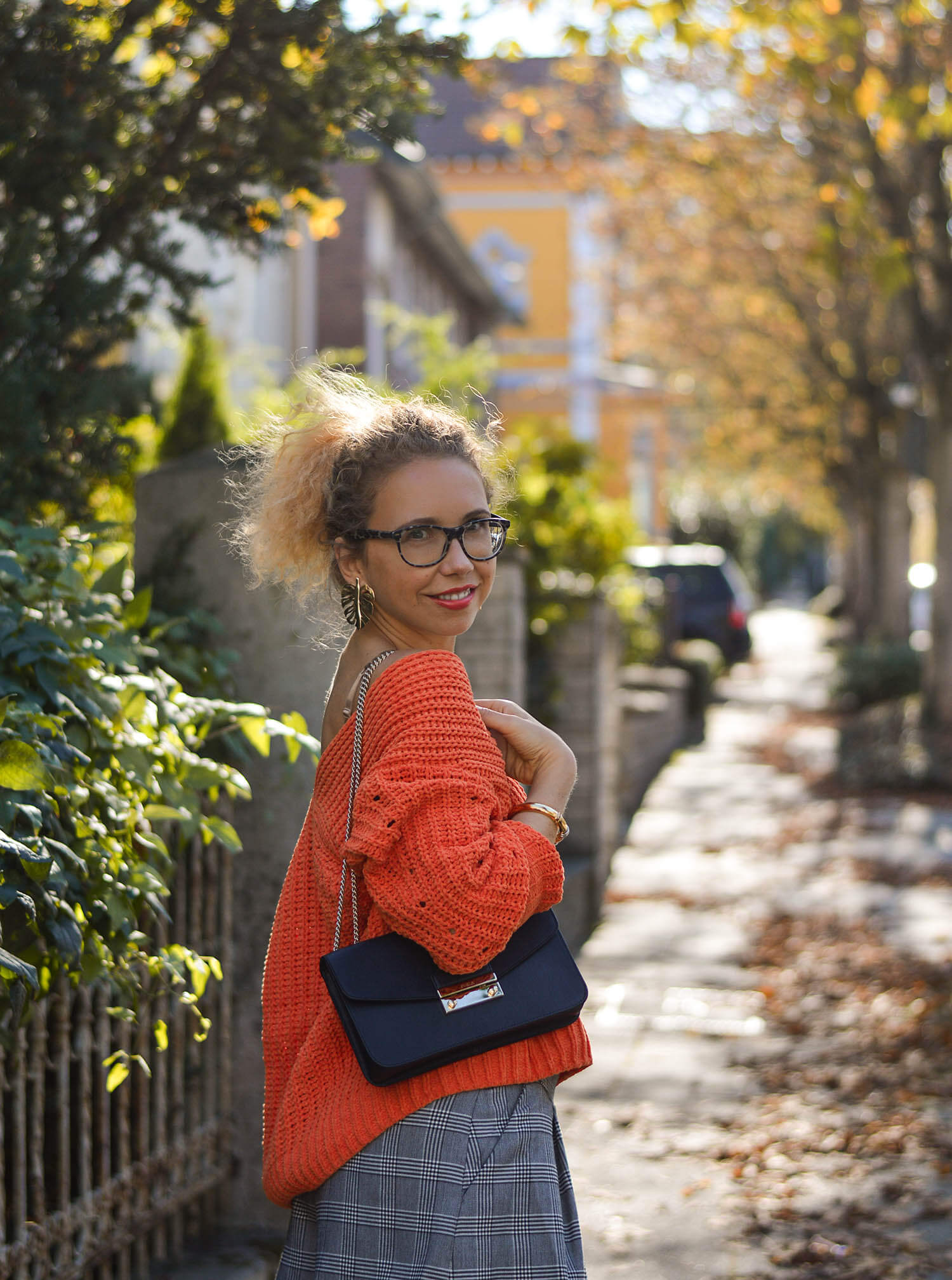 Pumpkin-Colored-Sweater-Monstera-Earrings-and-Shorts-Indian-Summer-Germany-Kationette-Fashionblogger