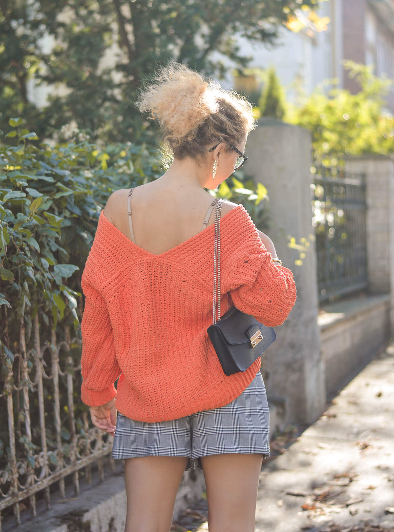 Pumpkin-Colored-Sweater-Monstera-Earrings-and-Shorts-Indian-Summer-Germany-Kationette-Fashionblogger