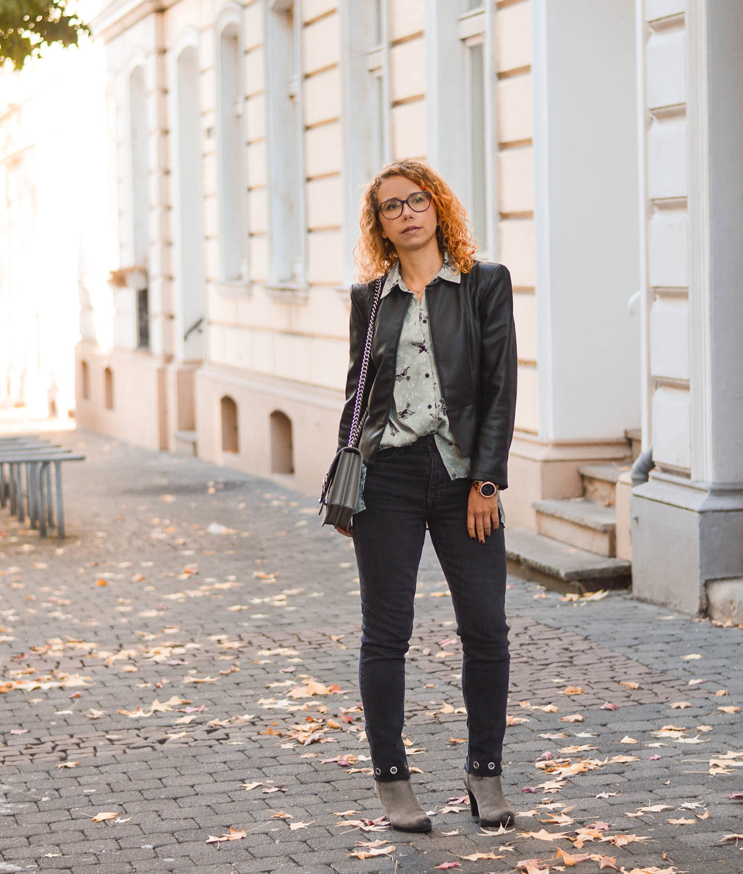 Leather-Jacket-Weather-Zara-Blouse-Rivet-Denim-Fall-Outfit-kationette-fashionblogger-germany