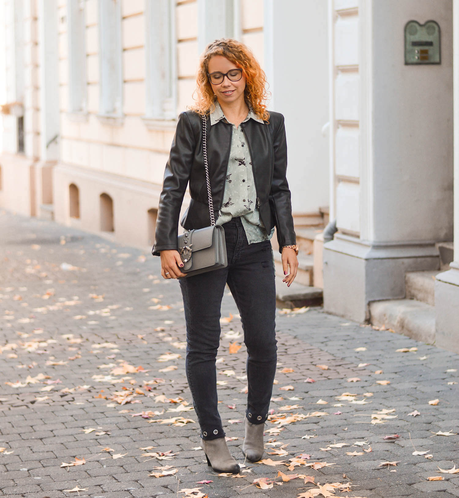 Leather-Jacket-Weather-Zara-Blouse-Rivet-Denim-Fall-Outfit-kationette-fashionblogger-germany