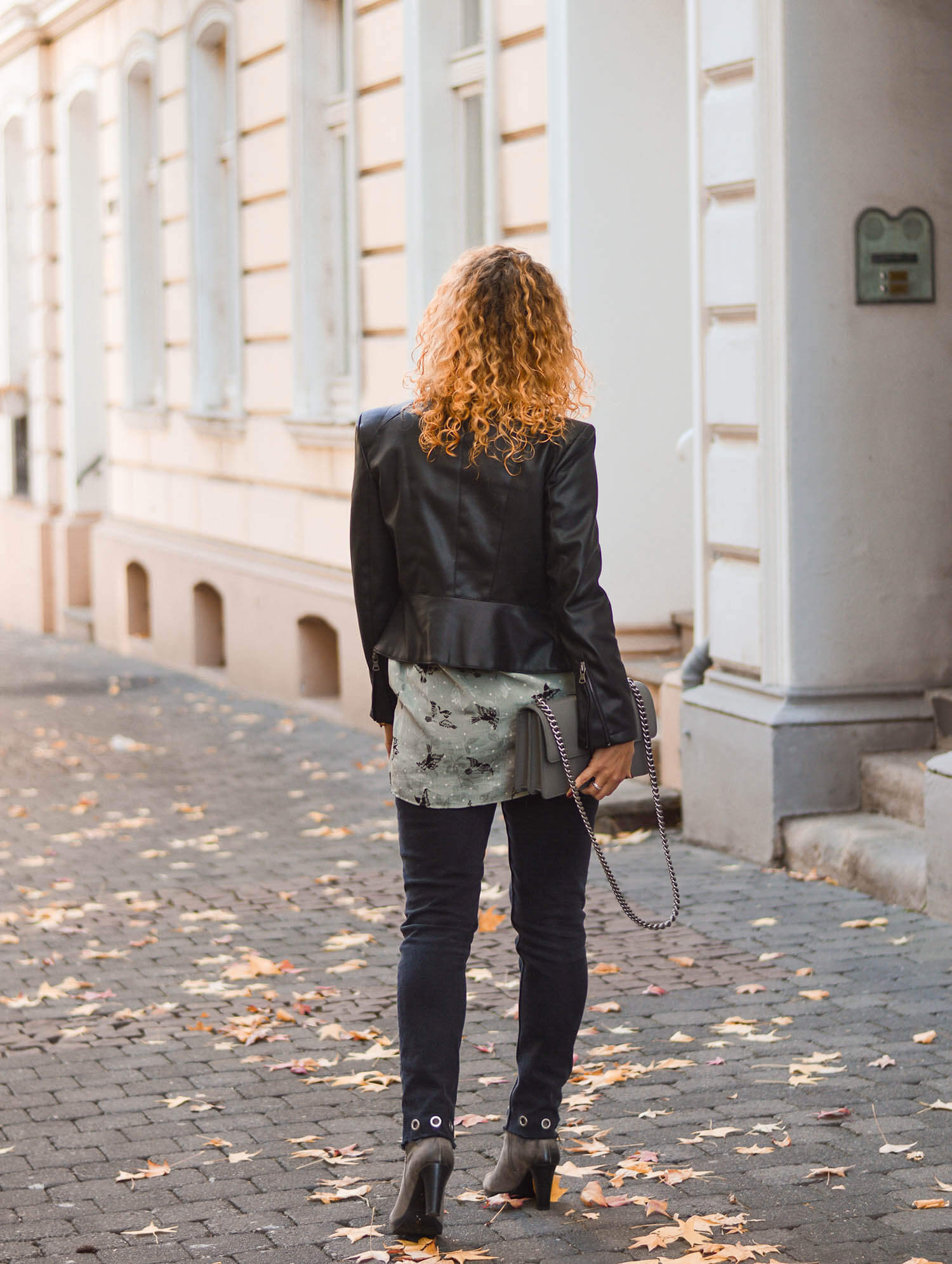 Leather-Jacket-Weather-Zara-Blouse-Rivet-Denim-Fall-Outfit-kationette-fashionblogger-germany