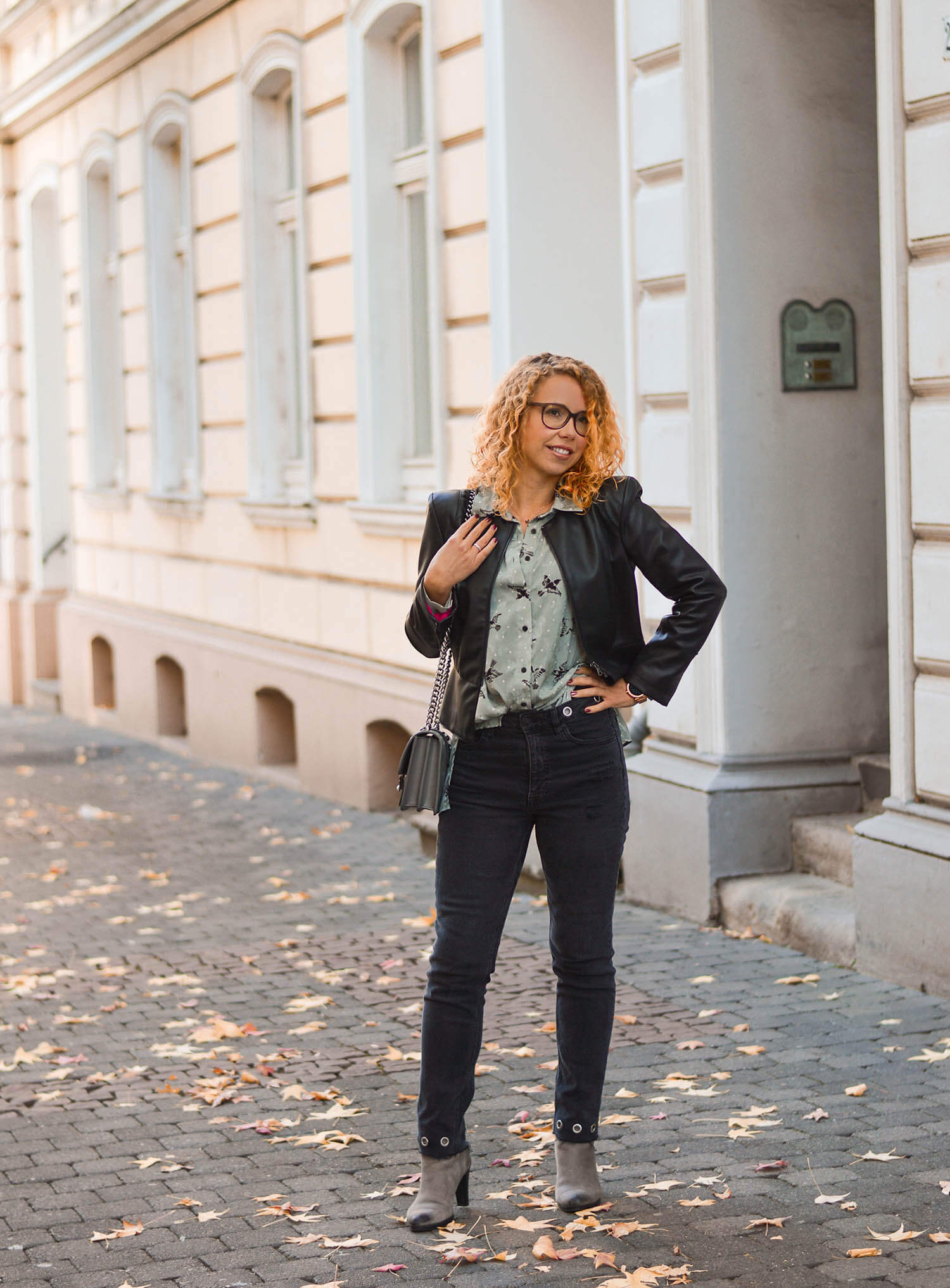 Leather-Jacket-Weather-Zara-Blouse-Rivet-Denim-Fall-Outfit-kationette-fashionblogger-germany