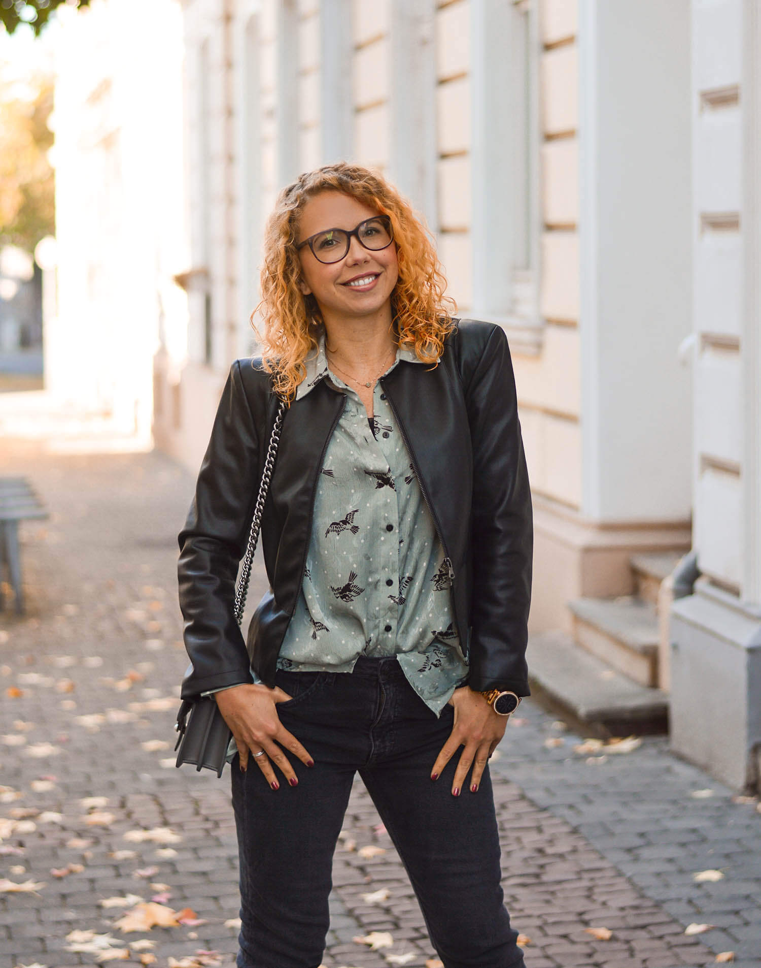 Leather-Jacket-Weather-Zara-Blouse-Rivet-Denim-Fall-Outfit-kationette-fashionblogger-germany