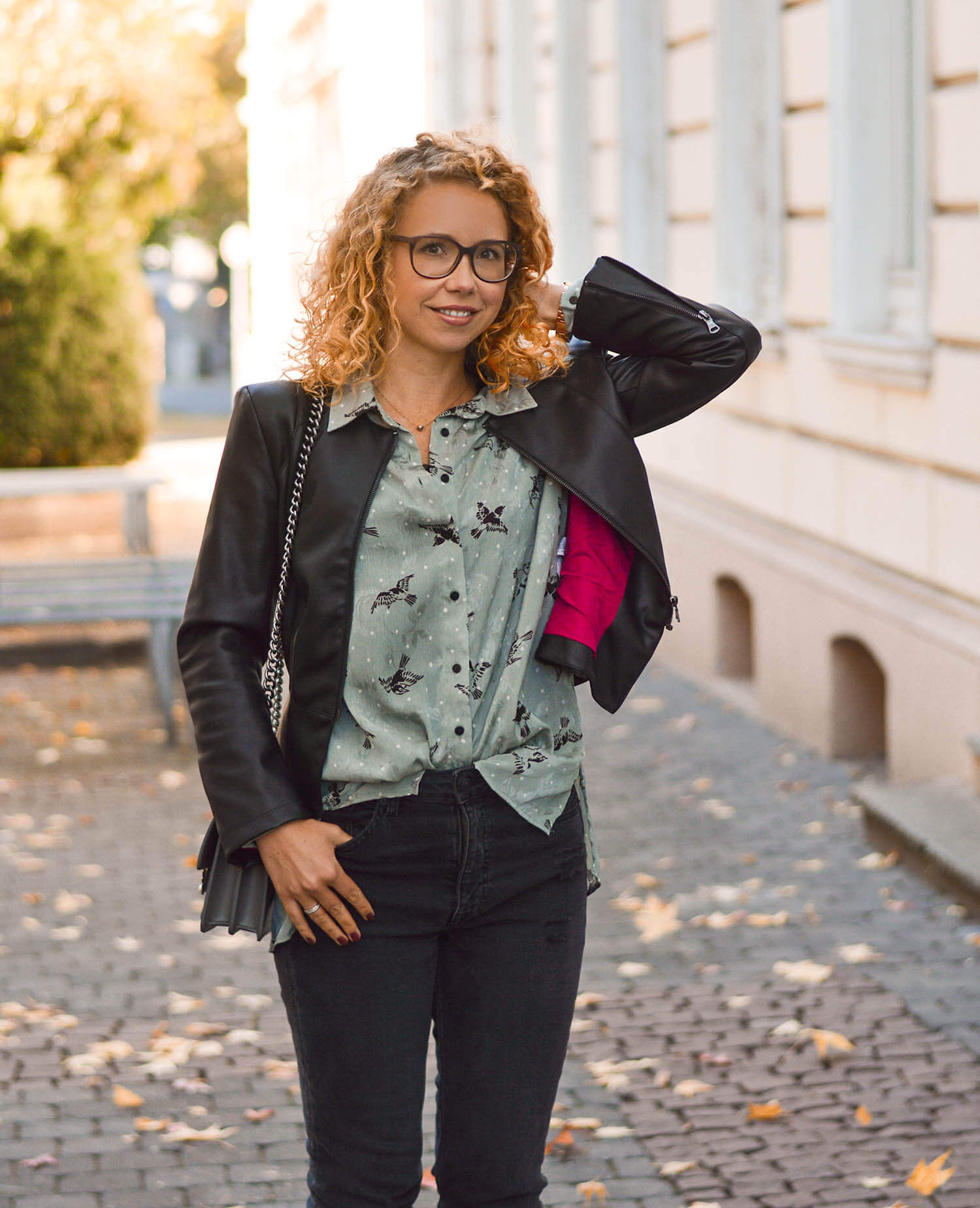 Leather-Jacket-Weather-Zara-Blouse-Rivet-Denim-Fall-Outfit-kationette-fashionblogger-germany