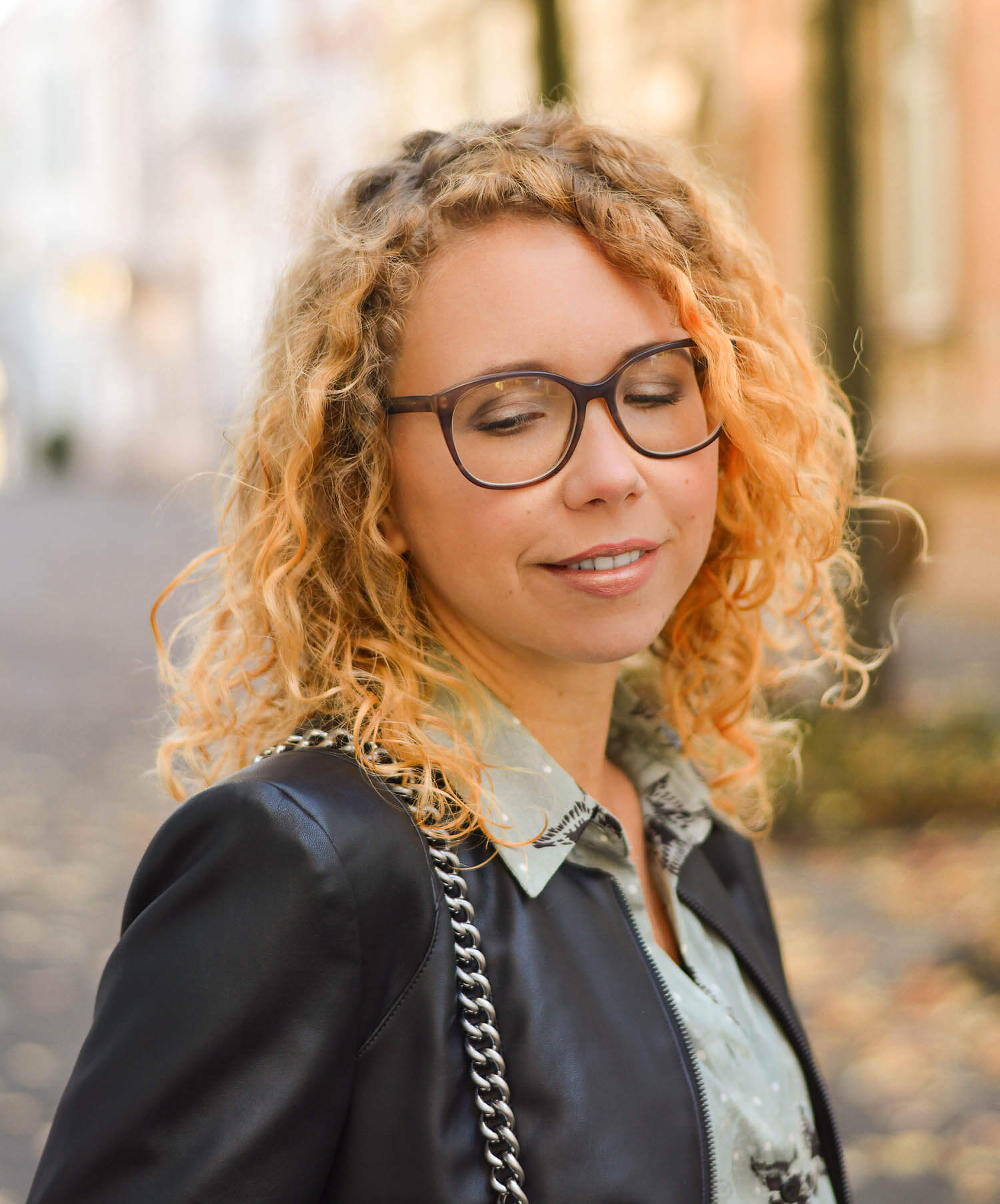 Leather-Jacket-Weather-Zara-Blouse-Rivet-Denim-Fall-Outfit-kationette-fashionblogger-germany